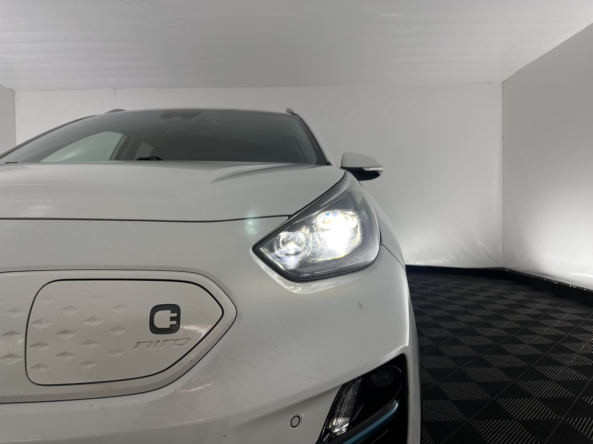 Kia e-Niro ExecutiveLine 64 kWh [ 3-Fase ] {SOH-100%} (INCL-BTW)  Aut.*HEATPUMP | LEATHER | FULL-LED | NAVI-FULLMAP | ADAPTIVE-CRUISE | CAMERA | MEMORY-PACK | LANE-ASSIST | KEYLESS | DIGI-COCKPIT | PRIVACYGLASS | SHIFTPADDLES | 17"ALU*