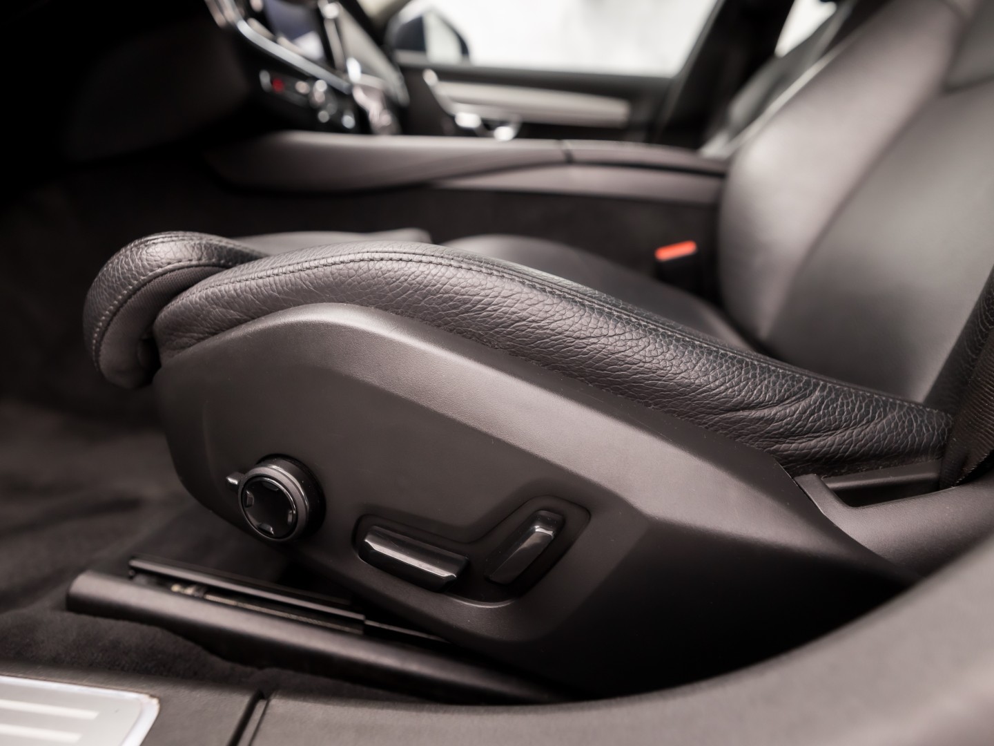 Volvo V90 2.0 T4 Momentum Sport 190Pk Automaat (APPLE CARPLAY, GROOT NAVI, LEDER, GETINT GLAS, STOELVERWARMING ACHTER, MEMORY SEATS, ELEK ACHTERKLEP, NIEUWE APK, NIEUWSTAAT)