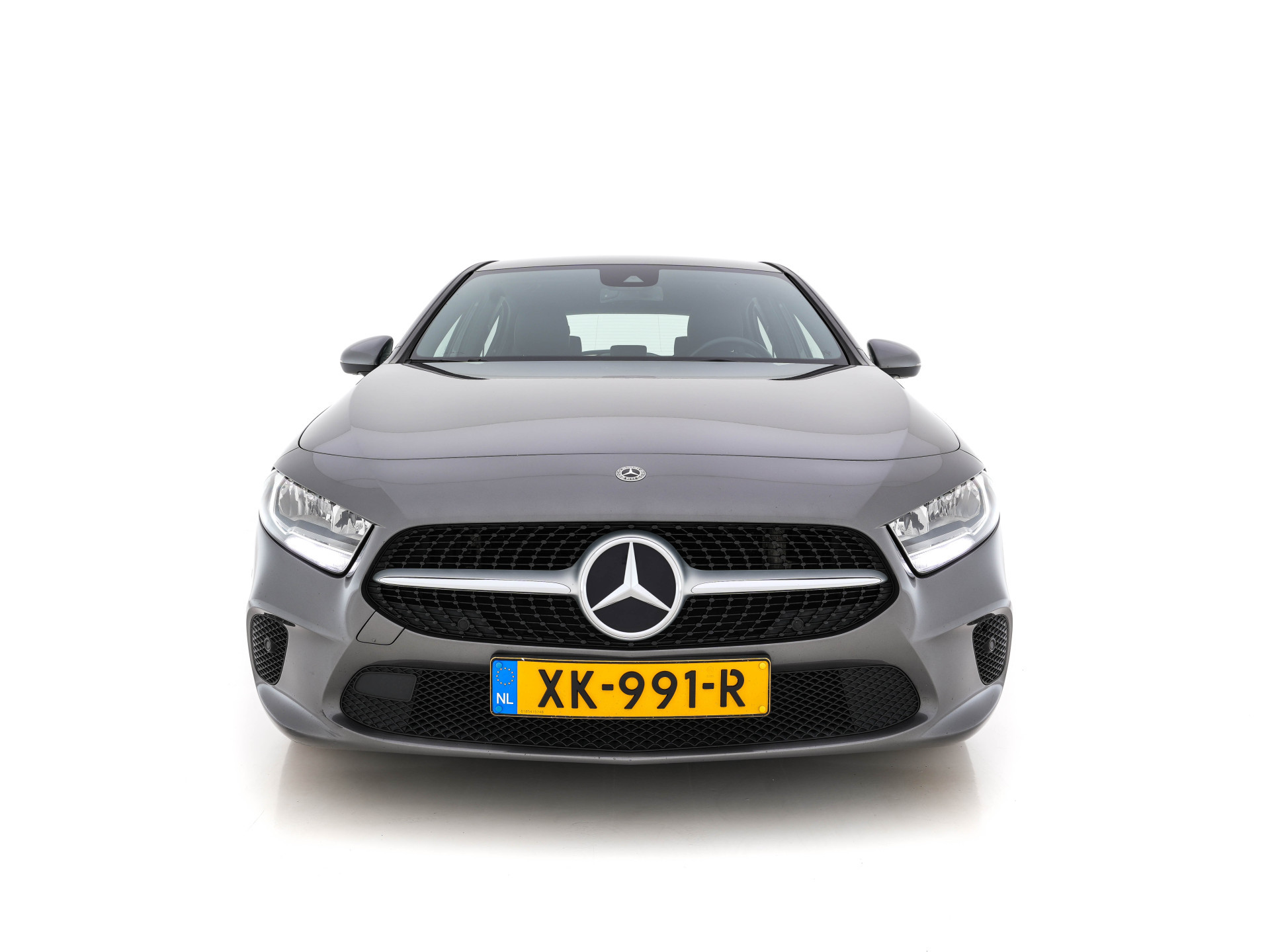 Mercedes-Benz A-klasse 180 Advantage Style-Pack (INCL-BTW) Aut. *WIDESCREEN-DIGI-COCKPIT | LEATHER-MICROFIBRE | CAMERA | NAVI-FULLMAP | ECC | PDC | CRUISE | CARPLAY | HEATED-SPORTSEATS | CARBON-INLAY | DAB | SHIFT-PADDLES | 16"ALU*