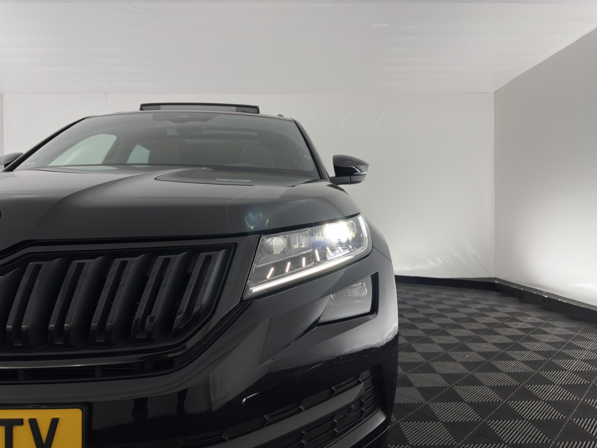 ŠKODA Kodiaq 1.5TSI Sportline (INCL-BTW) Aut. *PANO | 20" ALU | TOW BAR | LEATHER-MICROFIBRE | FULL-LED | MEMORY-PACK | SPORTSEATS | SHIFT-PADDLES | ADAPTIVE-CRUISE | DIGI-COCKPIT | NAVI-FULLMAP | CANTON-AUDIO | DAB | AMB