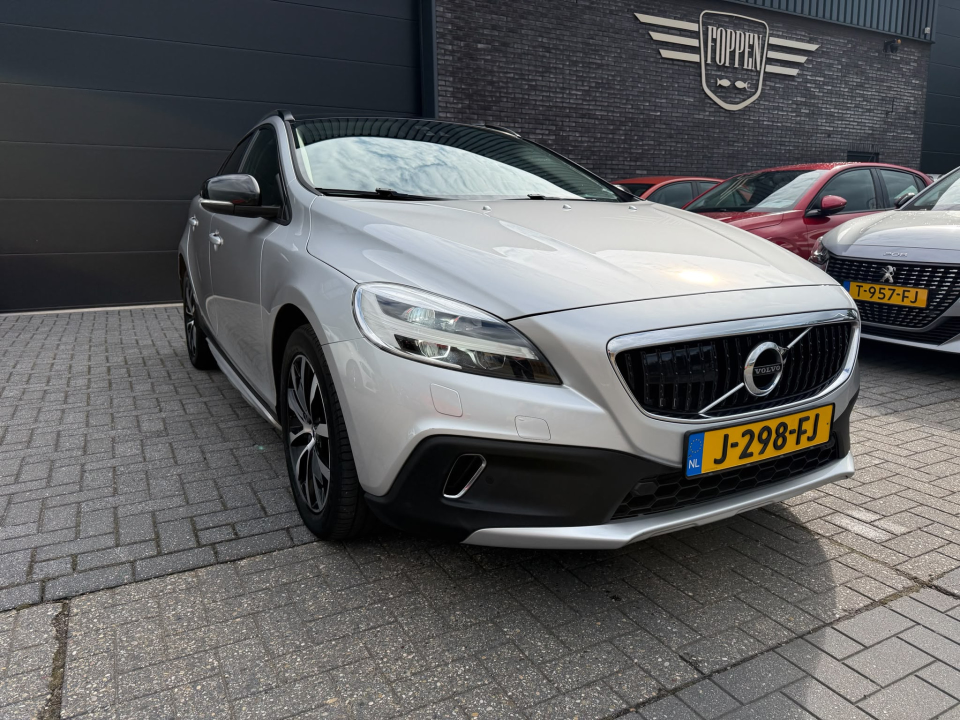 Volvo V40 Cross Country 1.5 T3 Summum | 2E EIGENAAR | 3/6 of 12 MND GARANTIE | PANO DAK | CAMERA | NAVI | MEMORY |