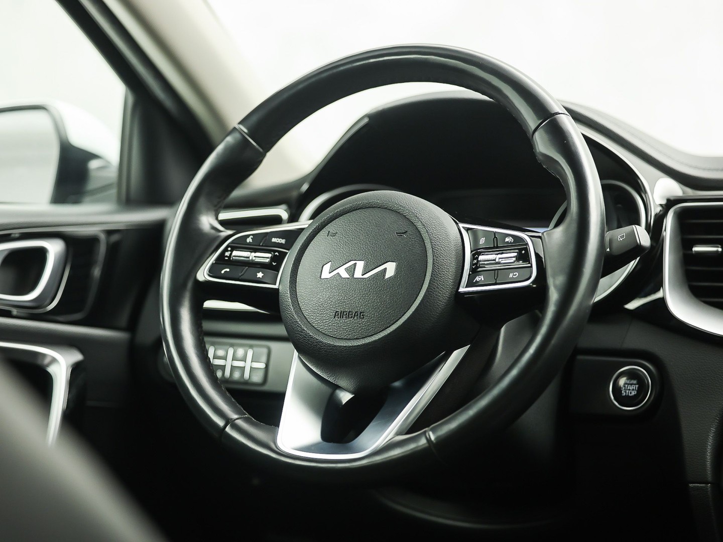 Kia Ceed 1.0 T-GDi DynamicPlusLine (APPLE CARPLAY, GROOT NAVI, STUUR/STOELVERWARMING, CAMERA, SPORTSTOELEN, TREKHAAK, GETINT GLAS, KEYLESS, NIEUWSTAAT)