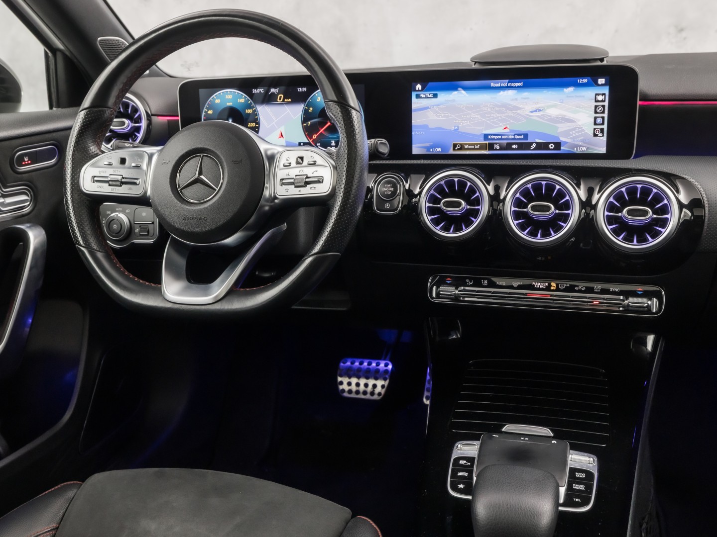 Mercedes-Benz A-Klasse 250 AMG Sport 224Pk Automaat (PANORAMADAK, MEMORY SEATS, 360 CAMERA, BURMESTER, GROOT NAVI, SFEERVERLICHTING, WIDESCREEN, ADAPTIVE CRUISE, NIEUWSTAAT)