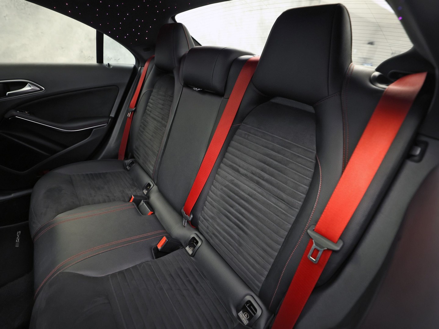 Mercedes-Benz CLA-Klasse 250 AMG Sport 211Pk Automaat (PANORAMADAK, STERRENHEMEL, NAVIGATIE, RODE GORDELS, LEDER/ALCANTARA, STOELVERWARMING, SPORTSTOELEN, GETINT GLAS, CRUISE, NIEUWSTAAT)