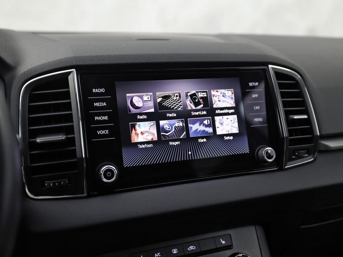 Škoda Karoq 1.5 TSI ACT Sport 150Pk (APPLE CARPLAY, CLIMATE, STOELVERWARMING, GETINT GLAS, SPORTSTOELEN, PARKEERSENSOREN, CRUISE, NIEUWSTAAT)