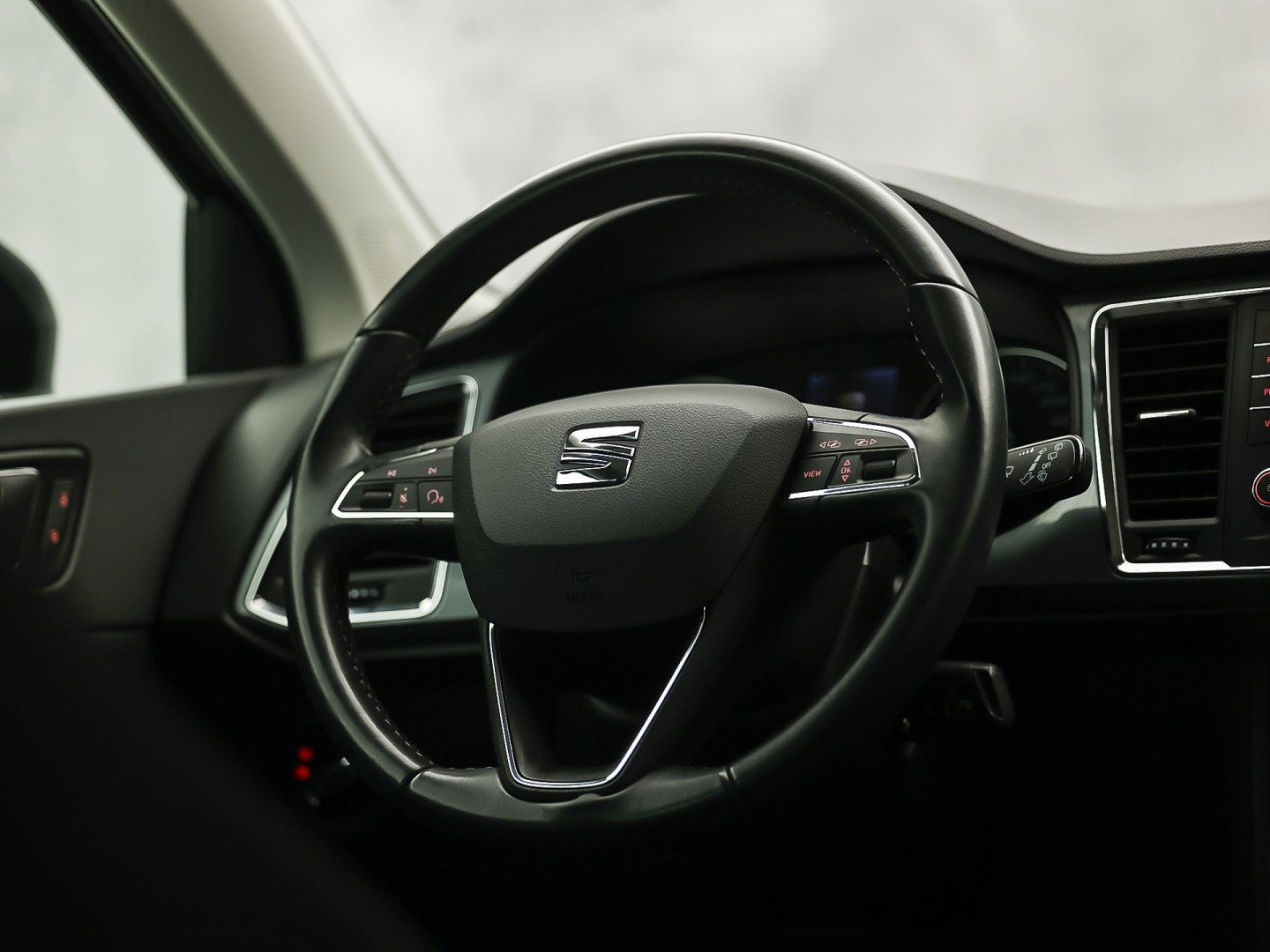 SEAT Ateca 1.0 TSI Sport (GROOT NAVI, APPLE CARPLAY, CAMERA, GETINT GLAS, LM VELGEN, CLIMATE, AUTOMATISCH INPARKEREN, NIEUWE APK)