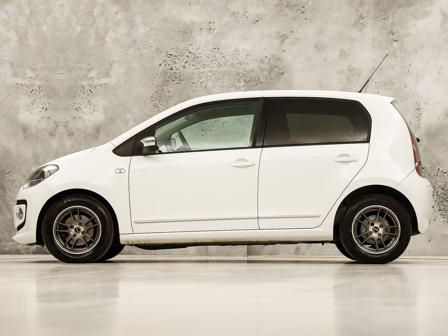 Volkswagen up! 1.0 high up! (NAVIGATIE, 5 DEURS, GETINT GLAS, LM VELGEN, SPORTSTOELEN, PARKEERSENSOREN, ELEK RAMEN, NIEUWSTAAT)