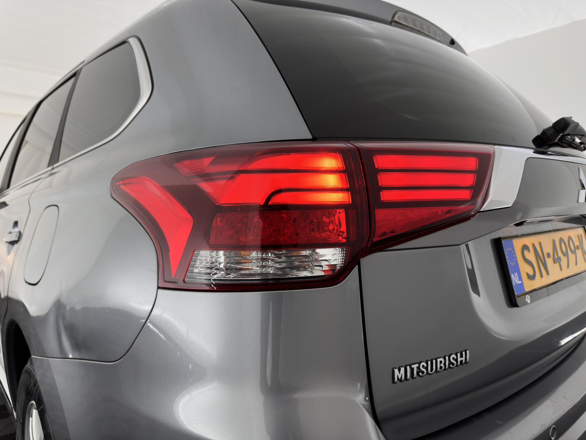 Mitsubishi Outlander 2.0 PHEV (Plug-In) Pure (INCL-BTW) Aut. *LEATHER-MICROFIBRE | COMFORTSEATS | CARPLAY | CAMERA | DAB+ | KEYLESS | PRIVACY-GLASS | SHIFT-PADDLES | TOWBAR | 16''ALU*