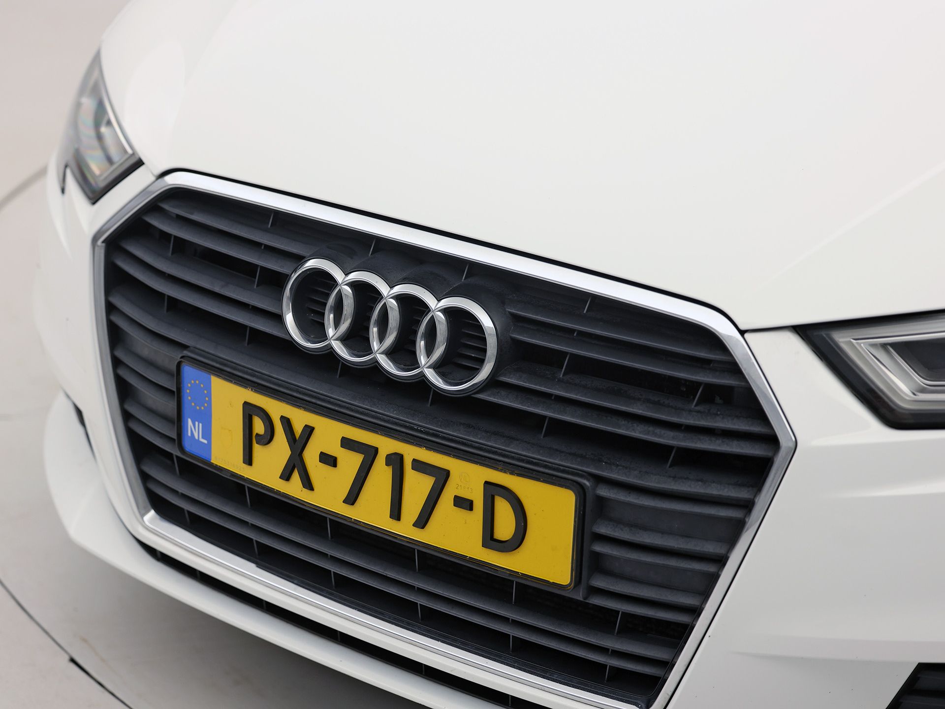Audi A3 Sportback 1.0 TFSI Sport (GROOT NAVI, DYNAMISCHE KNIPPERLICHTEN, PARKEERSENSOREN, SPORTSTOELEN, CRUISE, LM VELGEN, BLUETOOTH, NIEUWSTAAT)