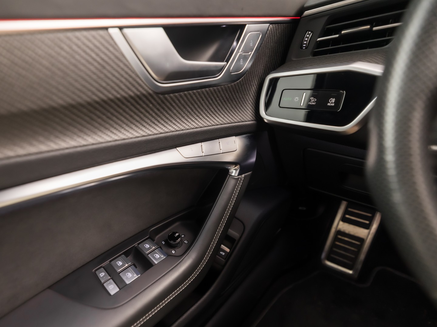 Audi A6 55 TFSI e Quattro S-Line Competition 367Pk Automaat (PANORAMADAK, CARBON PACK, BANG&OLUFSEN, APPLE CARPLAY, CAMERA, MEMORY SEATS, GETINT GLAS, HEAD-UP DISPLAY, ADAPTIVE CRUISE, SFEERVERLICHTING, NIEUWSTAAT)