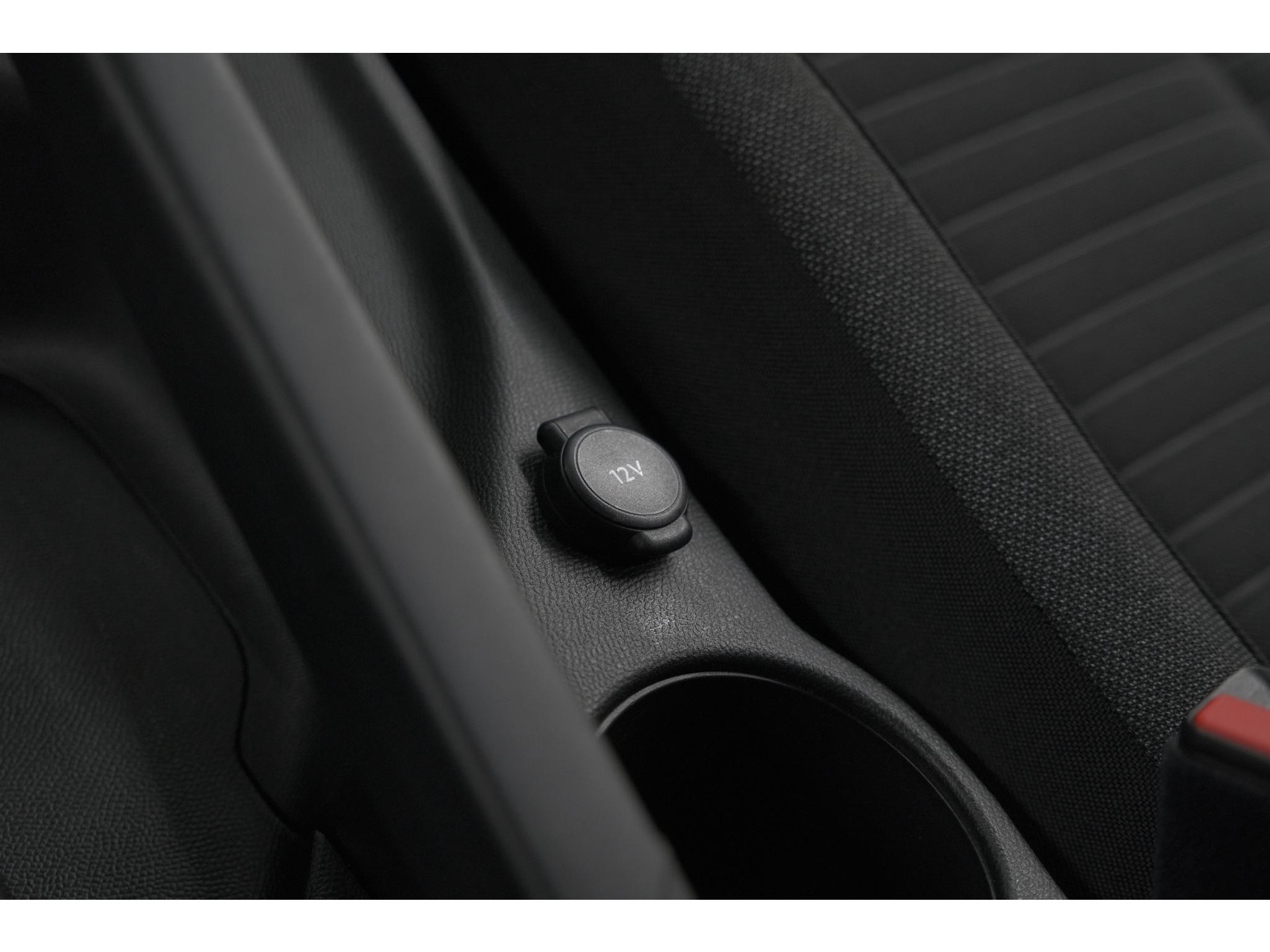 Peugeot 2008 PureTech 130 EAT8 Active Pack | Parkeersensoren | Apple CarPlay | Climate Control | Stoelverwarming