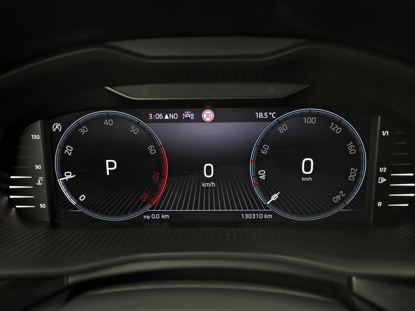 Škoda Kamiq 1.0 TSI Sport Automaat (KUIPSTOELEN, VIRTUAL COCKPIT, APPLE CARPLAY, GROOT NAVI, STOELVERWARMING, ADAPTIVE CRUISE, GETINT GLAS, ZWART HEMEL, NIEUWSTAAT)