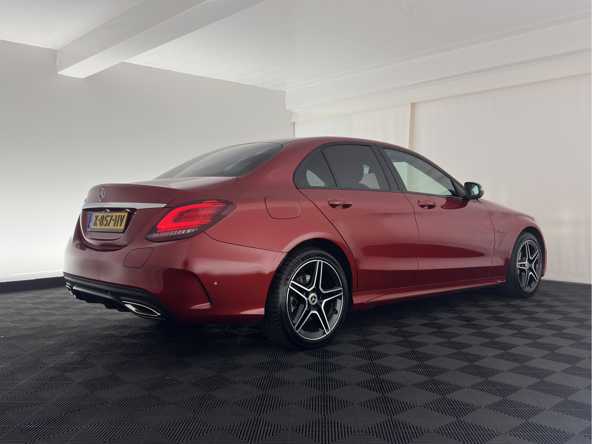 Mercedes-Benz C-klasse 300 e Business Solution AMG Limited ( Plug-In ) (INCL-BTW) *FULL-LEATHER | FULL-LED | BURMESTER | AMBIENT-LIGHT | BLIND-SPOT | HEATED-SPORTSEATS | DIGI-COCKPIT | NAVI-FULLMAP | CAMERA | DAB+ | PRIVACY-GLASS | 18''ALU*