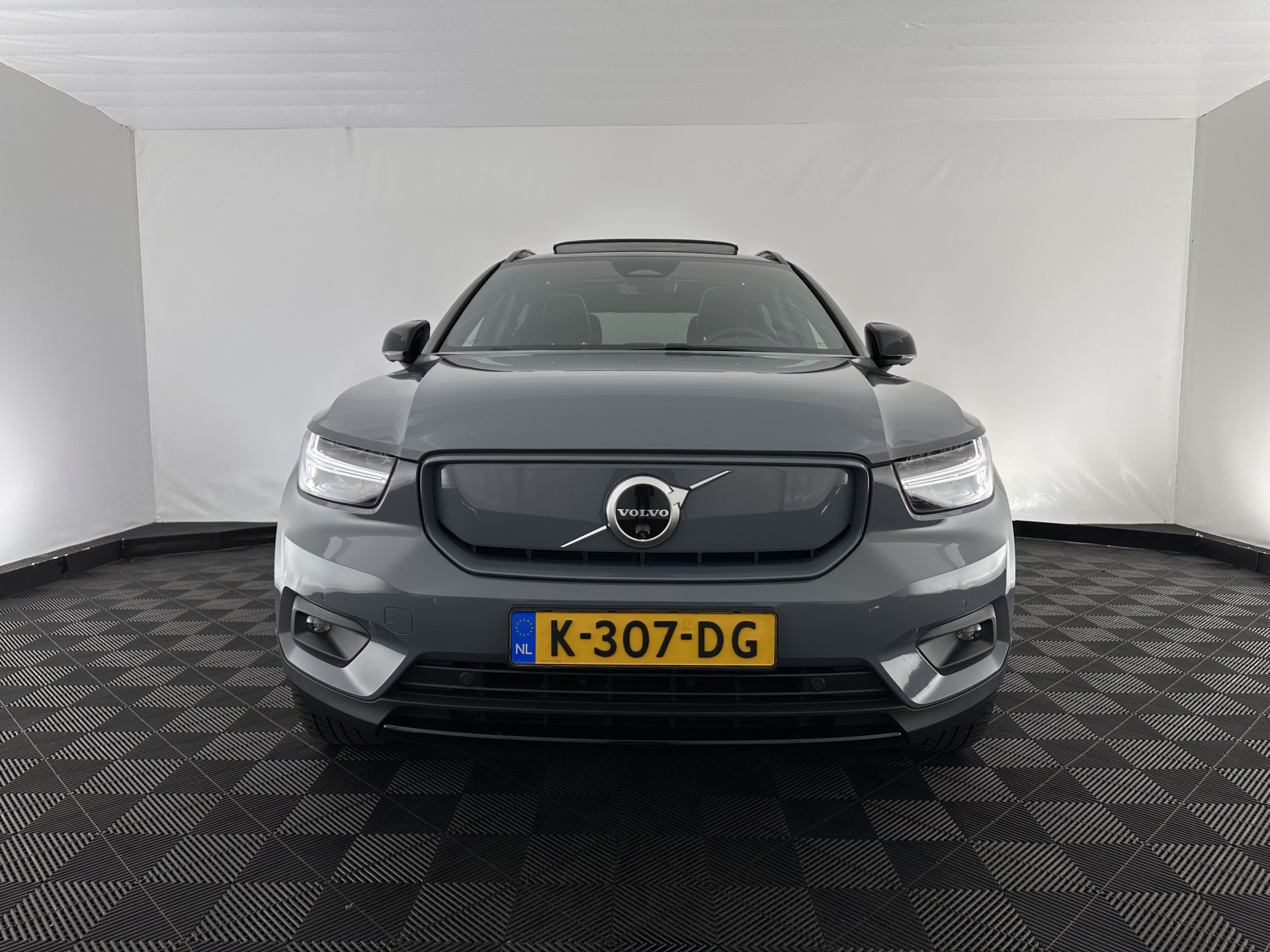 Volvo XC40 Recharge P8 AWD R-Design [ 3-Fase-11kW ] {SOH-90%} (INCL-BTW) Aut. *PANO | LEATHER-ALCANTARA | ADAPTIVE-CRUISE | DIGI-COCKPIT | FULL-LED | HARMAN/KARDON | TOPVIEW | NAVI-FULLMAP | ECC | PDC | KEYLESS | HEATED-SPORTSEATS | TOWBAR | 20''ALU*