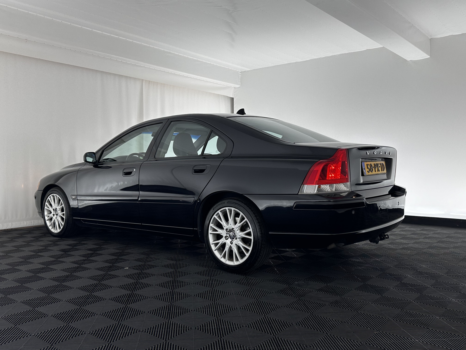 Volvo S60 2.4 D5 Momentum Aut.*NAVI-FULLMAP | LEATHER-FABRIC | ECC | CRUISE | PDC | TOWBAR | HEATED-COMFORTSEATS | 17"ALU*