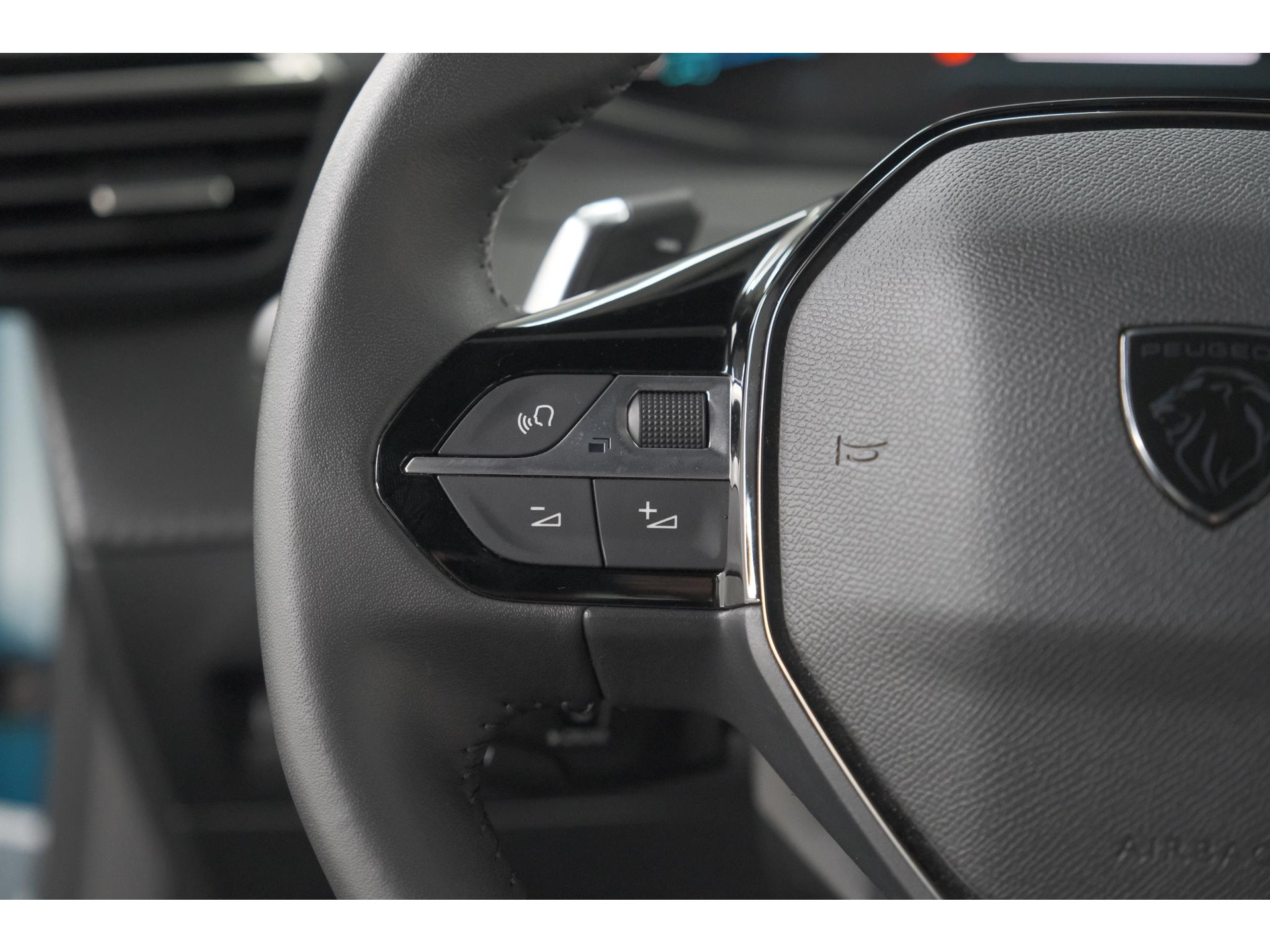 Peugeot 2008 Hybrid 136 e-DCS6 Style | Apple Carplay | Parkeersensoren | Climate control
