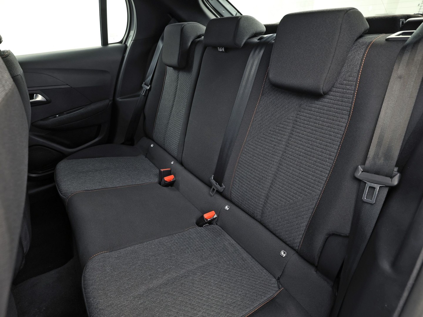 Peugeot 208 1.2 Hybrid 110 e-DCS6 Sport Style Automaat (APPLE CARPLAY, NAVIGATIE, PARKEERSENSOREN, SPORTSTOELEN, LANE ASSIST, CRUISE, NIEUWSTAAT)