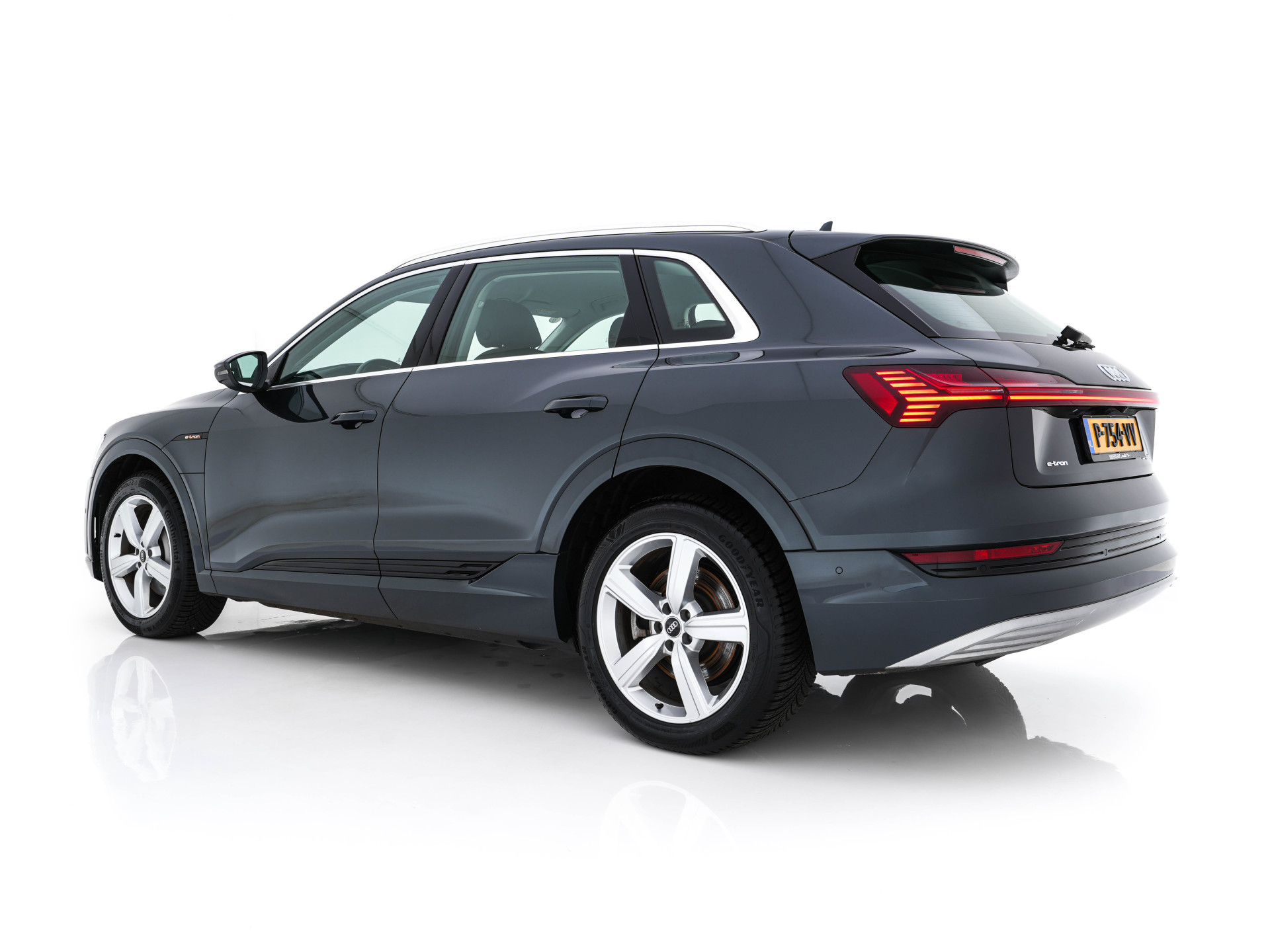 Audi e-tron 55 quattro Advanced edition Plus 95 kWh (3-Fase-11 kW) {SOH-93%} (INCL-BTW) Aut.*HEATPUMP | LEATHER | ADAPTIVE-CRUISE | FULL-LED | DIGI-COCKPIT | KEYLESS | MEMORY-PACK | CAMERA | NAVI-FULLMAP | SHIFTPADDLES | DAB+ | HEATED-COMFORTSEATS | DRIVE