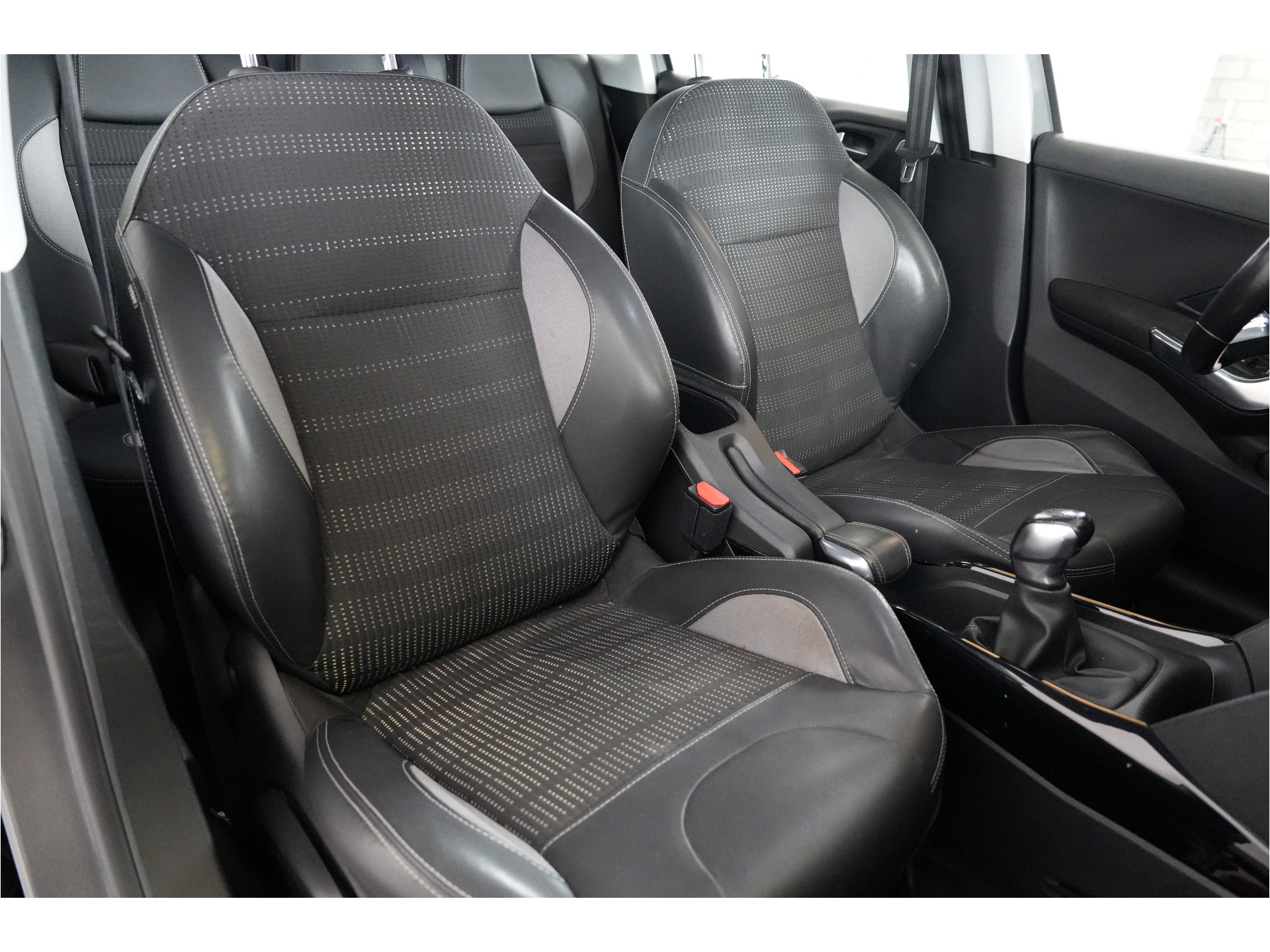 Peugeot 2008 1.2 PureTech Allure | Trekhaak | Cruise | Navi | Climate |