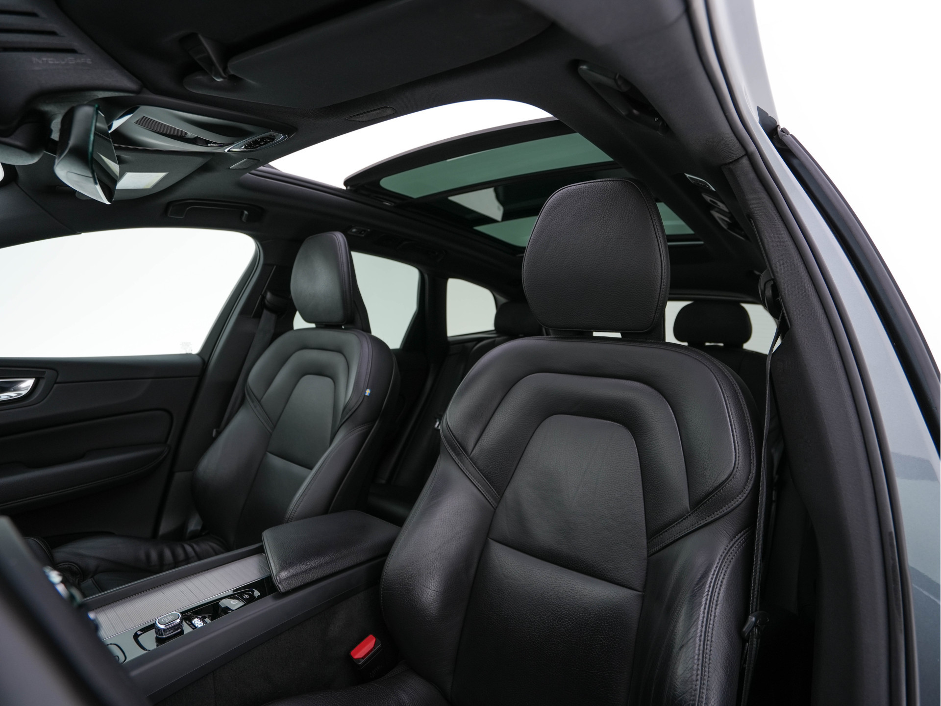 Volvo XC60 2.0 B5 Business Pro R-Design (INCL.BTW) Aut. *PANO | LUXURY-LEATHER | FULL-LEATHER | MEMORY-PACK | HEATED-SPORTSEATS | CAMERA | NAVI-FULLMAP | SHIFT-PADDLES | PRIVACY-GLASS | AIR-SUSPENSION | ECC | PDC | CRUISE | 19''ALU