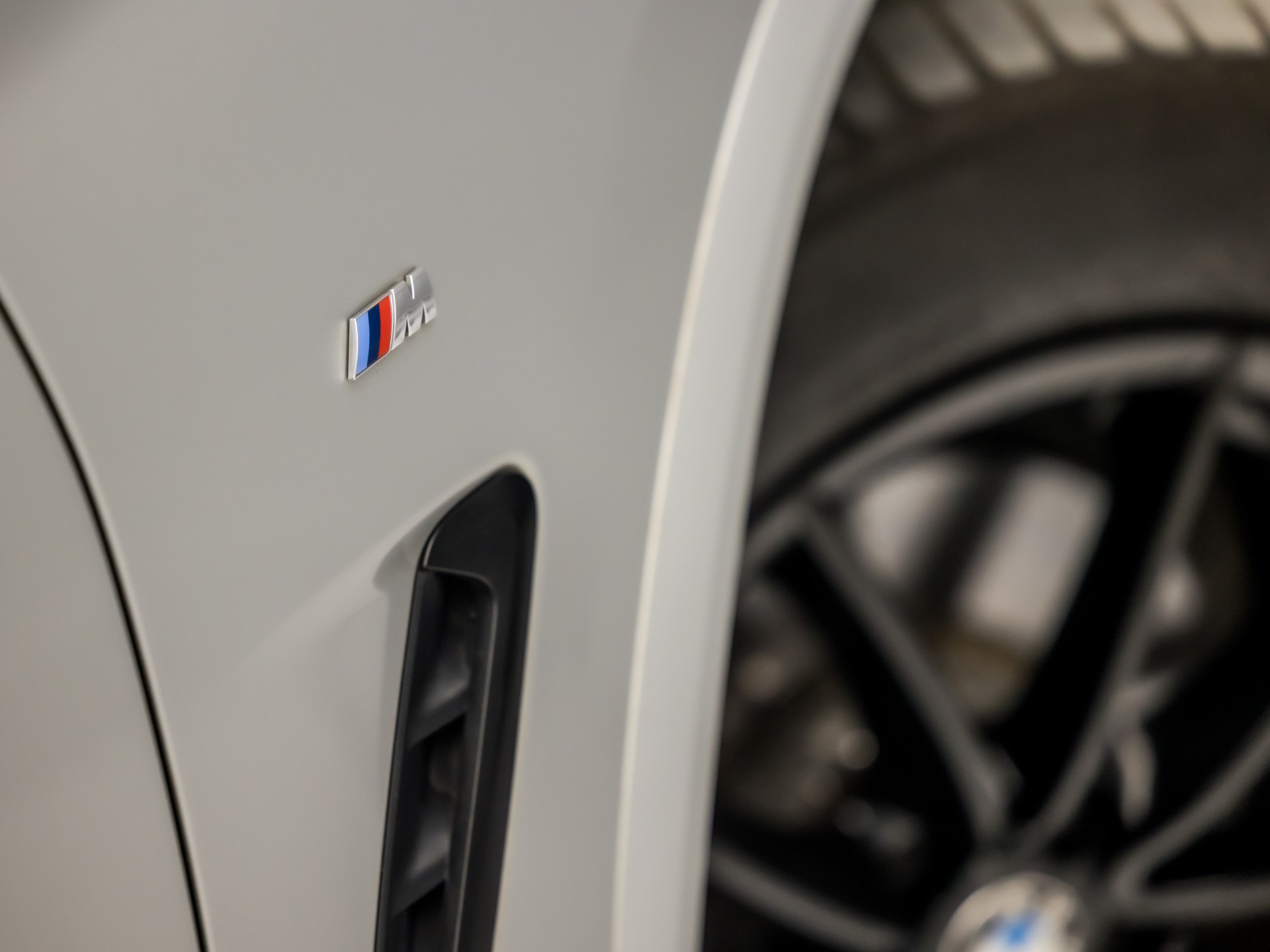 BMW X3 xDrive20i M Sport High Executive (PANORAMADAK, M PAKKET, GROOT NAVI, BRUIN LEDER, STOELVERWARMING, SPORTSTOELEN, CAMERA, ELEK ACHTERKLEP, SFEERVERLICHTING, NIEUWSTAAT)
