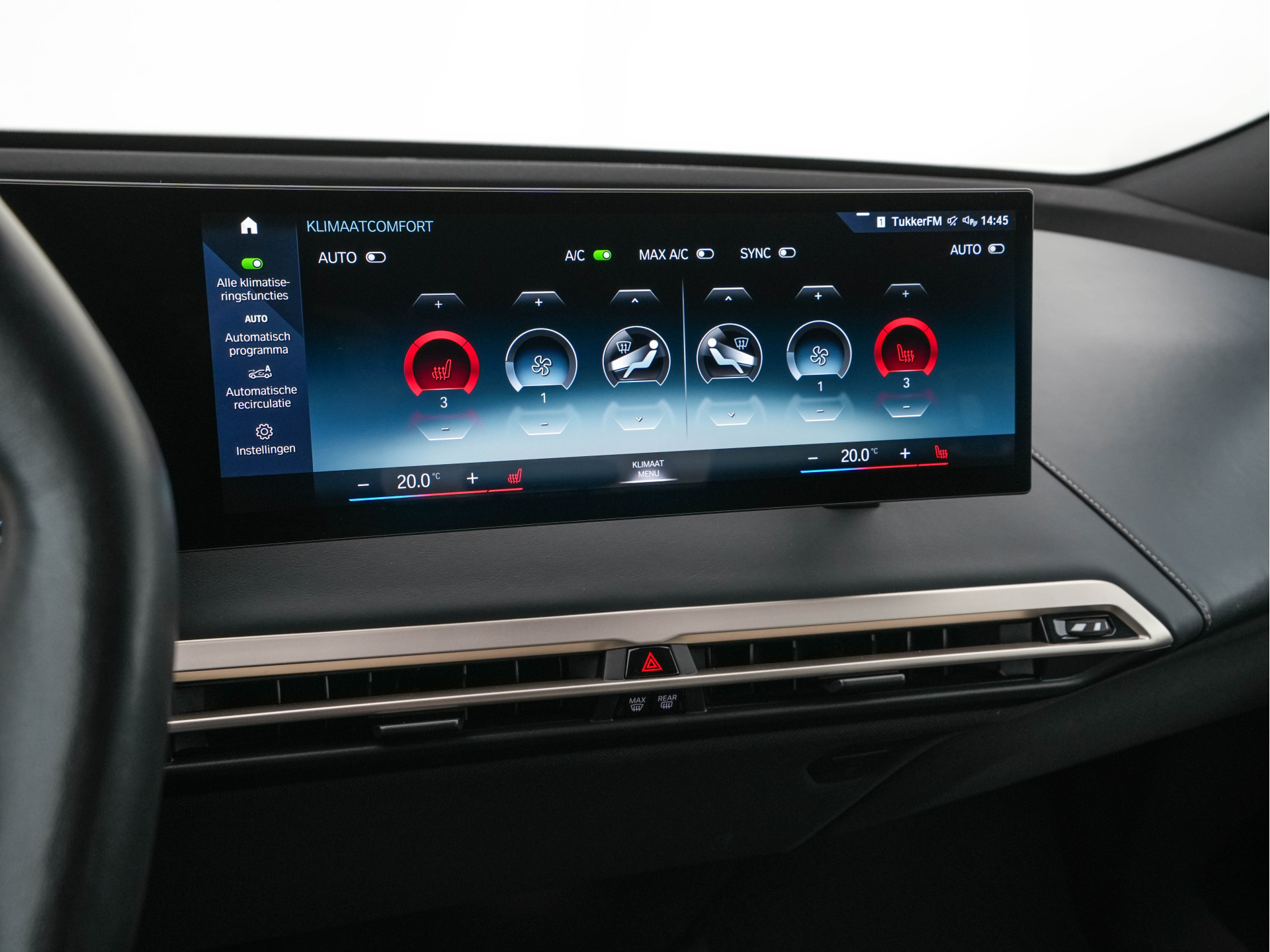 BMW iX xDrive40 High Executive 77 kWh ( 3-Fase ) {SOH-100%} (INCL-BTW) Aut. *PANO | HEAD-UP | HARMAN/KARDON-SURROUND | SOFT-CLOSE | DAB+ | DIGI-COCKPIT | HEATED-COMFORTSEATS | FULL-LED | CARPLAY | TOWBAR | AMBIENT-LIGHT | TOPVIEW | MEMORY-PACK |