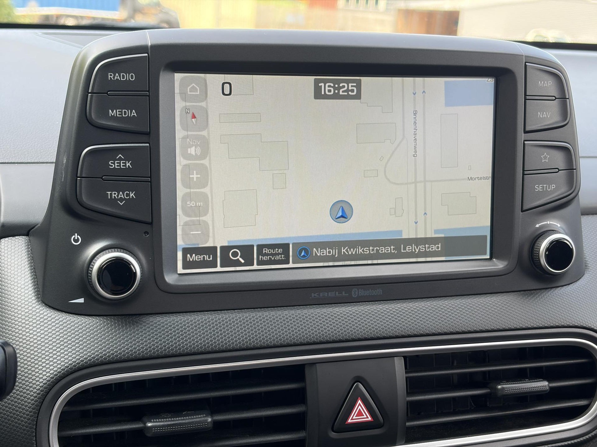 Hyundai Kona 1.0T Essence 2e Eigenaar,Trekhaak,Camera,Carplay,Navi,Clima,Cruise,6 Bak,N.A.P,120pk,Lm velgen,Rijstrooksensor,Pdc,Apk tot 03-2027