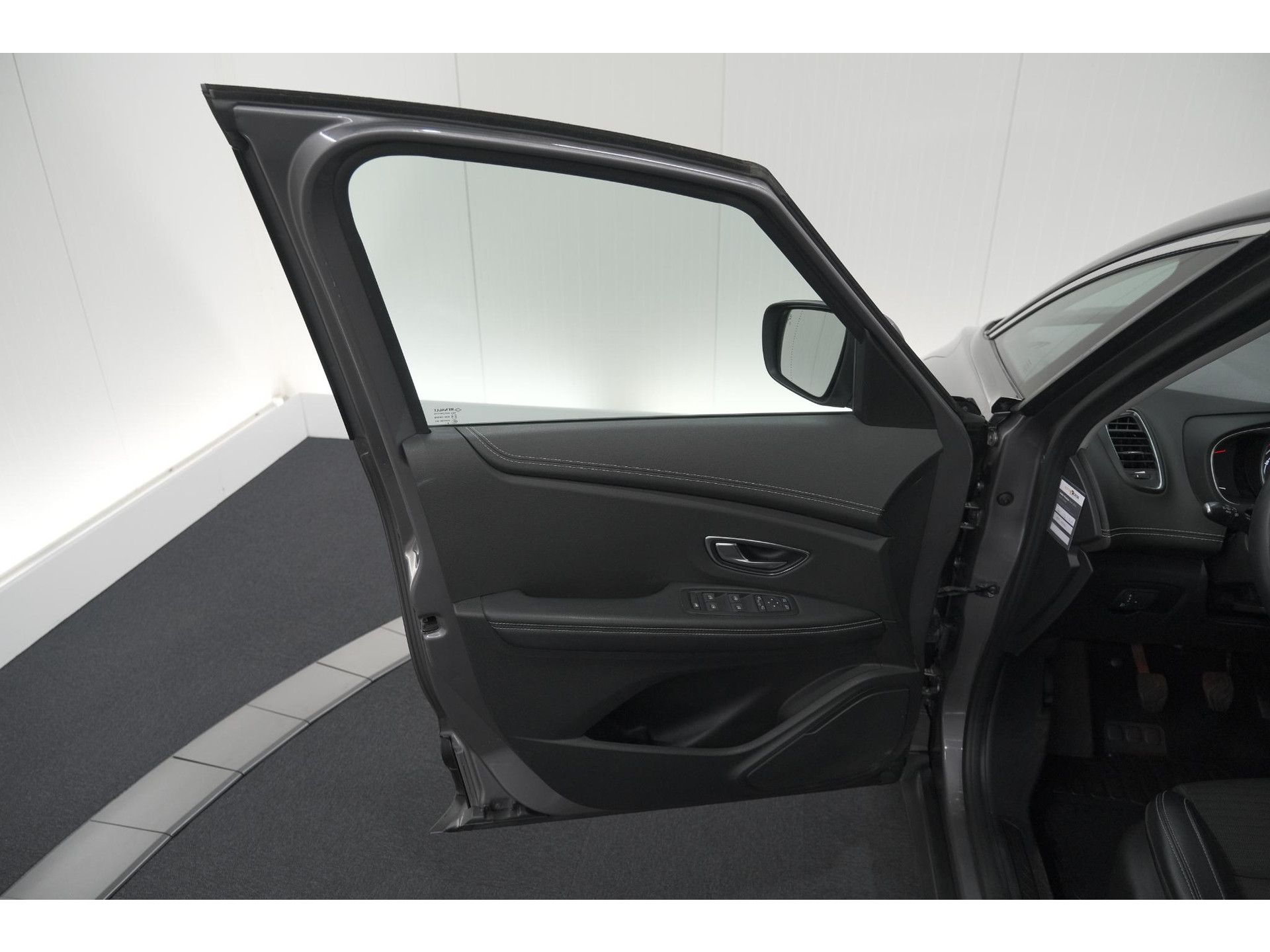 Renault Scénic TCe 130 Intens | Trekhaak | Panoramadak | Camera | Apple Carplay | Dodehoekdetectie