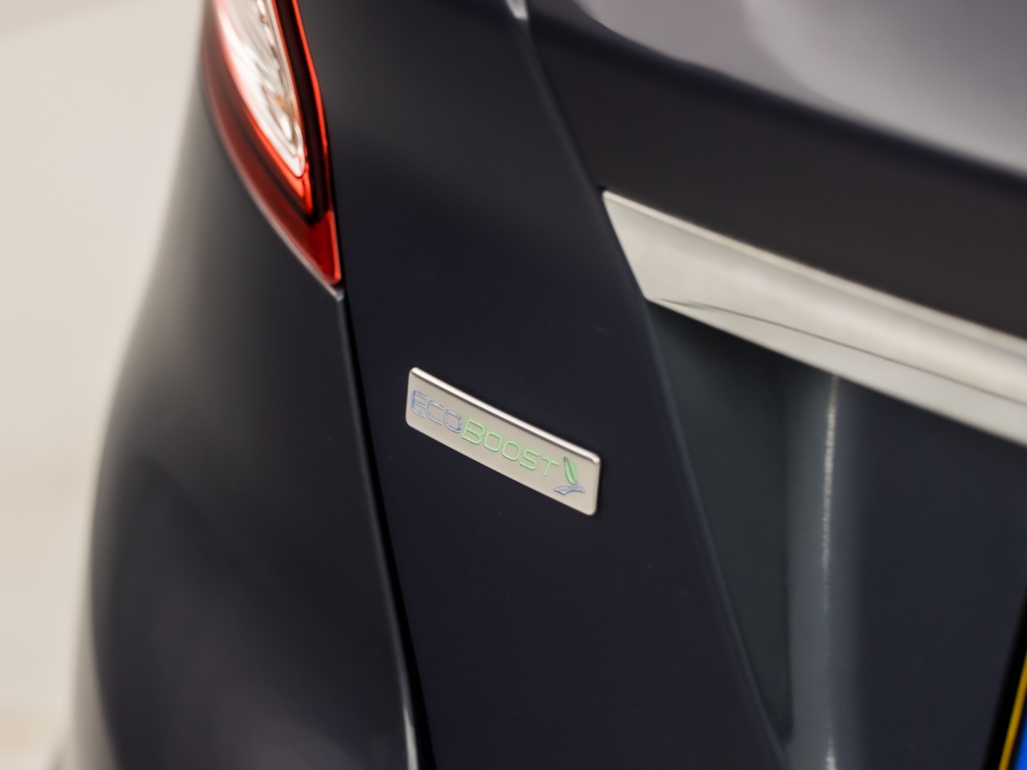 Ford Fiesta 1.0 EcoBoost Titanium Sport 101Pk (NAVIGATIE, 1e EIGENAAR, CLIMATE, STOELVERWARMING, SPORTSTOELEN, GETINT GLAS, CRUISE, PARKEERSENSOREN, TREKHAAK, LM VELGEN, NIEUWSTAAT)