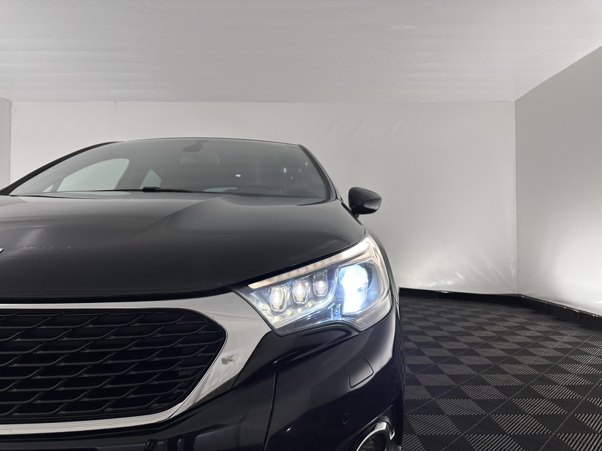 DS 4 1.6 BlueHDi Chic *PANO-WINDOW | FULL-LED | LEATHER-ALCANTARA | HEATED-COMFORTSEATS | NAVI-FULLMAP | DAB | CAMERA | PRIVACYGLASS | ECC | PDC | CRUISE | KEYLESS | TOWBAR | 16''ALU*