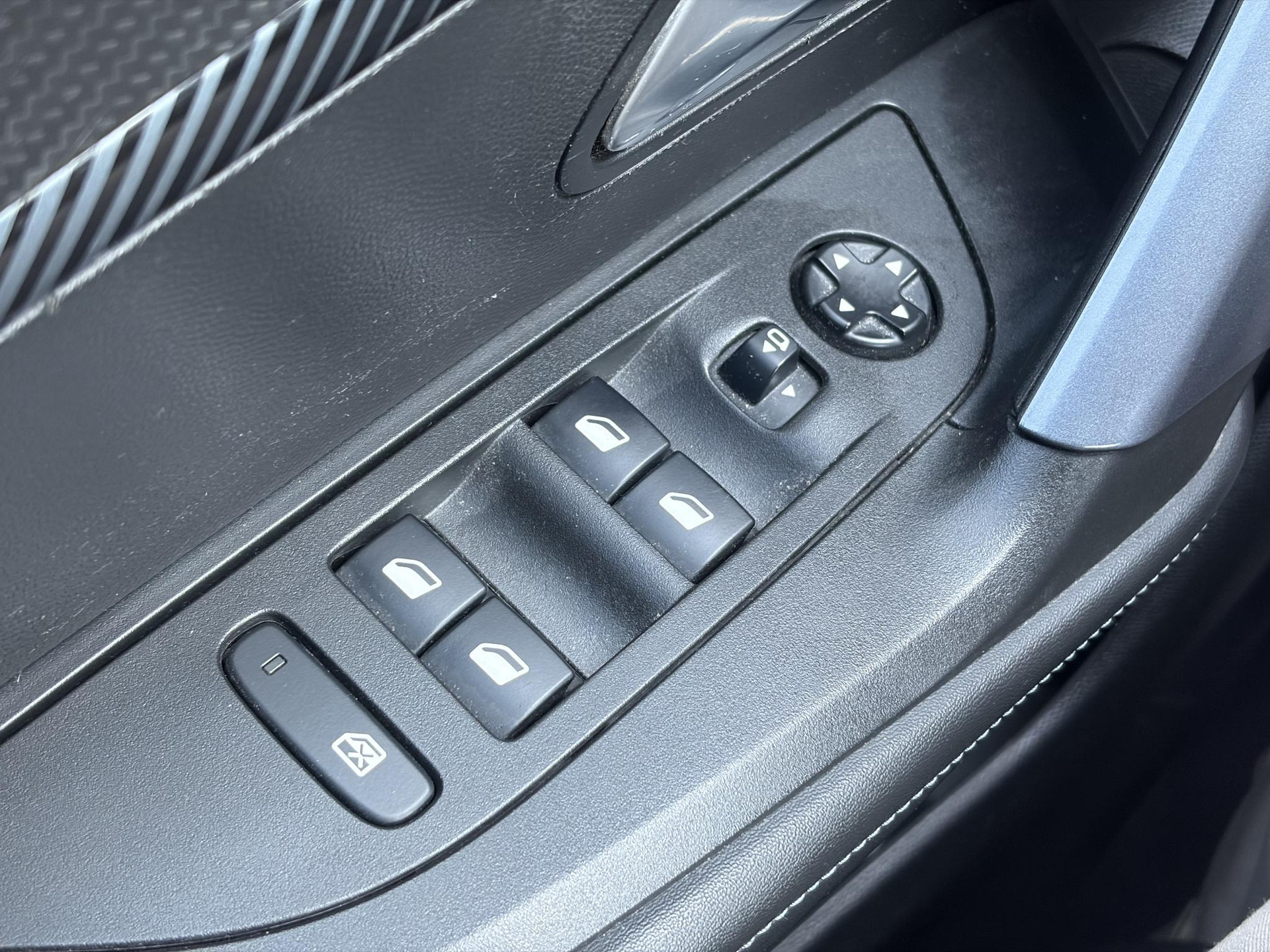 Peugeot 2008 1.2 PureTech Allure ✓Recent beurt gehad✓D-riem vv in 06-2025✓360° Camera✓Draadloze telefoonlader✓Carplay✓Keyless✓Automaat✓Trekhaak✓Halfleder✓Navi✓Clima✓Cruise✓131pk✓Lm velgen✓2e Eigenaar✓Pdc V+A✓Rijstrooksensor✓N.A.P✓Apk tot 04-2028