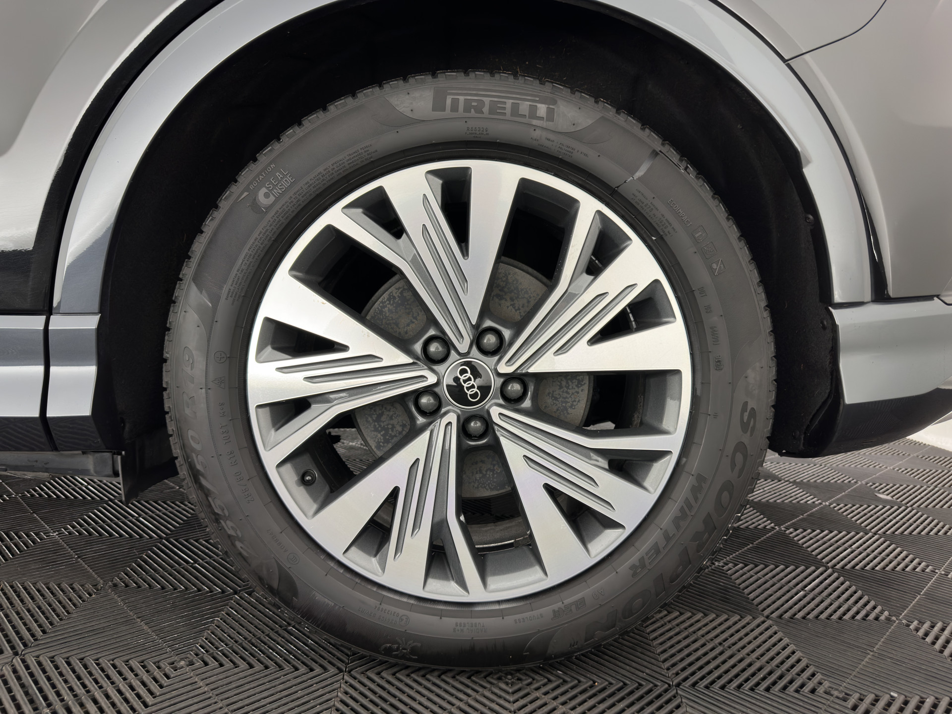 Audi Q4 e-tron 40 Launch Edition Advanced 77 kWh [ 3-Fase ] {SOH-88%} (INCL-BTW) *MATRIX-LED | NAVI-FULLMAP | KEYLESS | CAMERA | DIGI-COCKPIT | DAB | AMBIENT-LIGHT | HEATED-SPORTSEATS | TOWBAR | 19''ALU*