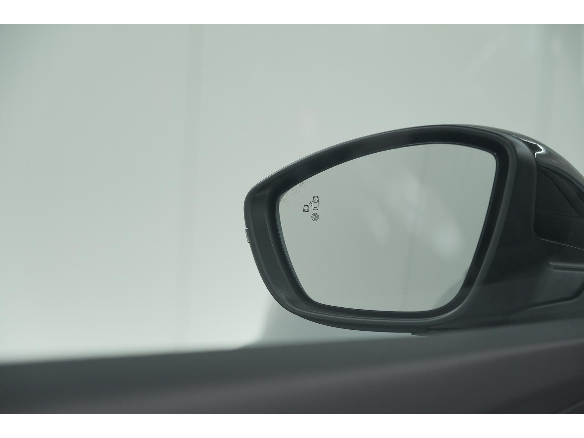 Peugeot 2008 Hybrid 136 e-DCS6 Allure | 360 Camera | Adaptieve Cruise Control | Dodehoekdetectie | Navigatie