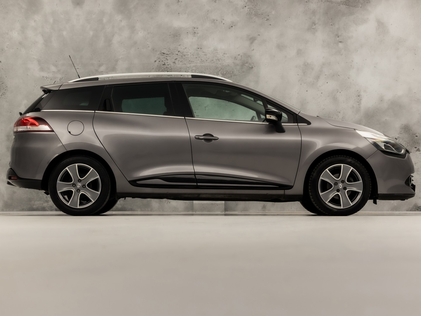 Renault Clio Estate 0.9 TCe Dynamic Sport (NAVIGATIE, LM VELGEN, GETINT GLAS, SPORTSTOELEN, CRUISE, PARKEERSENSOREN, NIEUWE APK, NIEUWSTAAT)