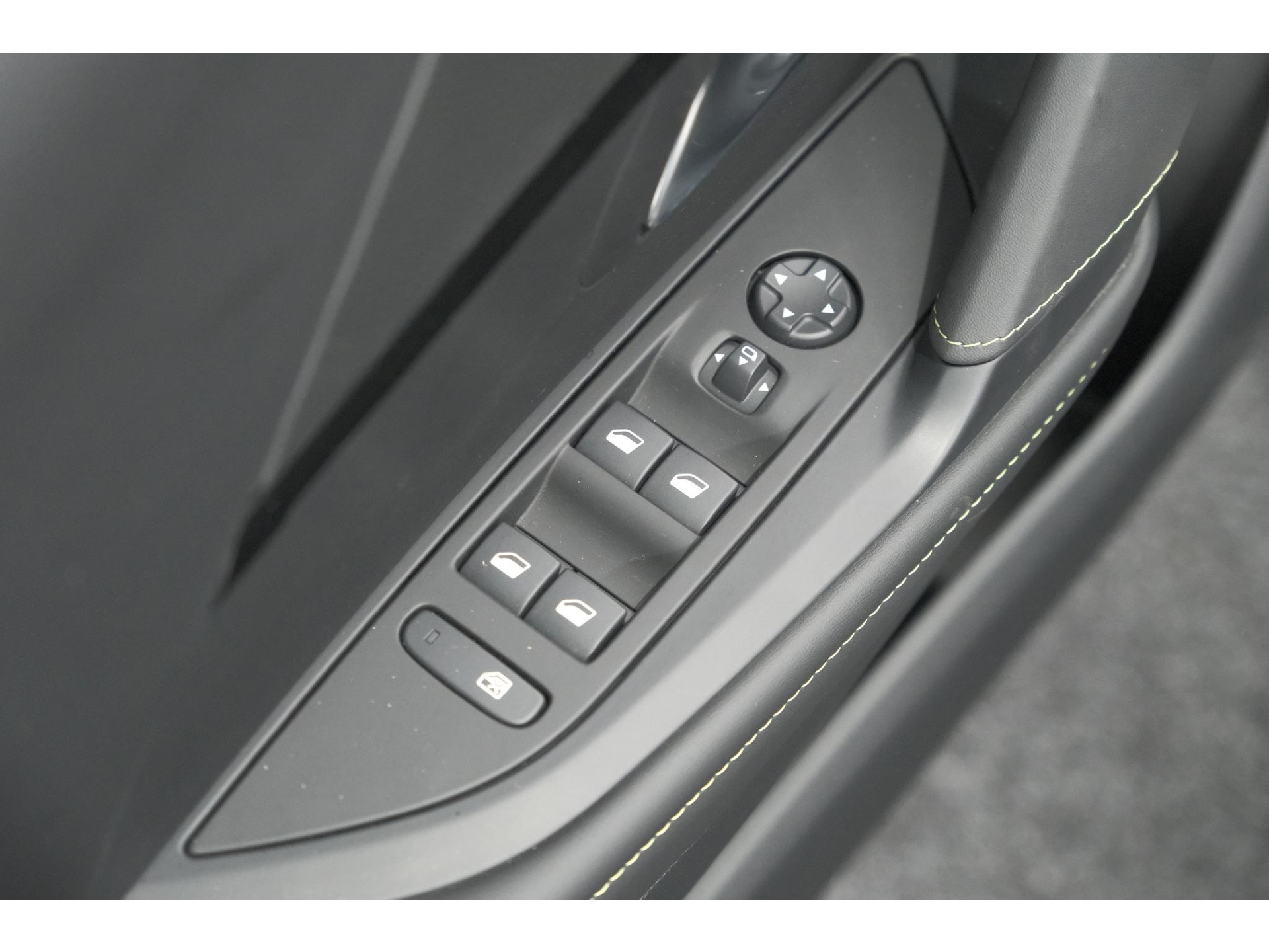 Peugeot 208 Hybrid 136 e-DCS6 GT | 360 Camera | Adaptieve Cruise Control | Dodehoekdetectie | Apple Carplay