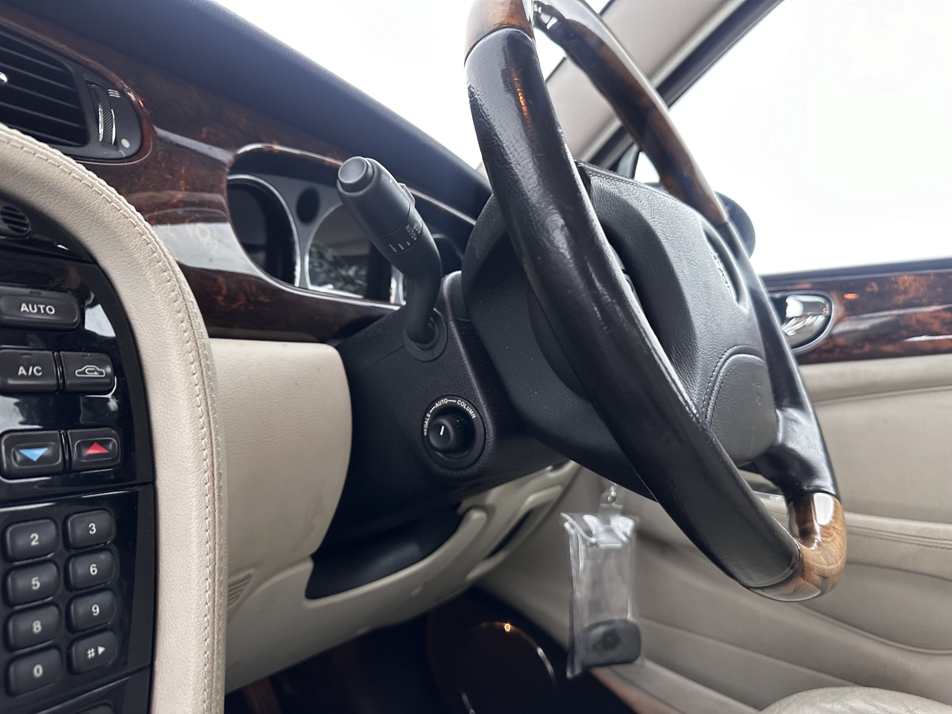 Jaguar XJ 3.5 V8 Executive [ Right-Hand-Drive ] Aut. *LEATHER | BI-XENON | ECC | WOODEN-INLAY | HEATED-COMFORTSEATS | MEMORY-PACK | JAGUAR-AUDIO | PDC | CRUISE | 18"ALU*