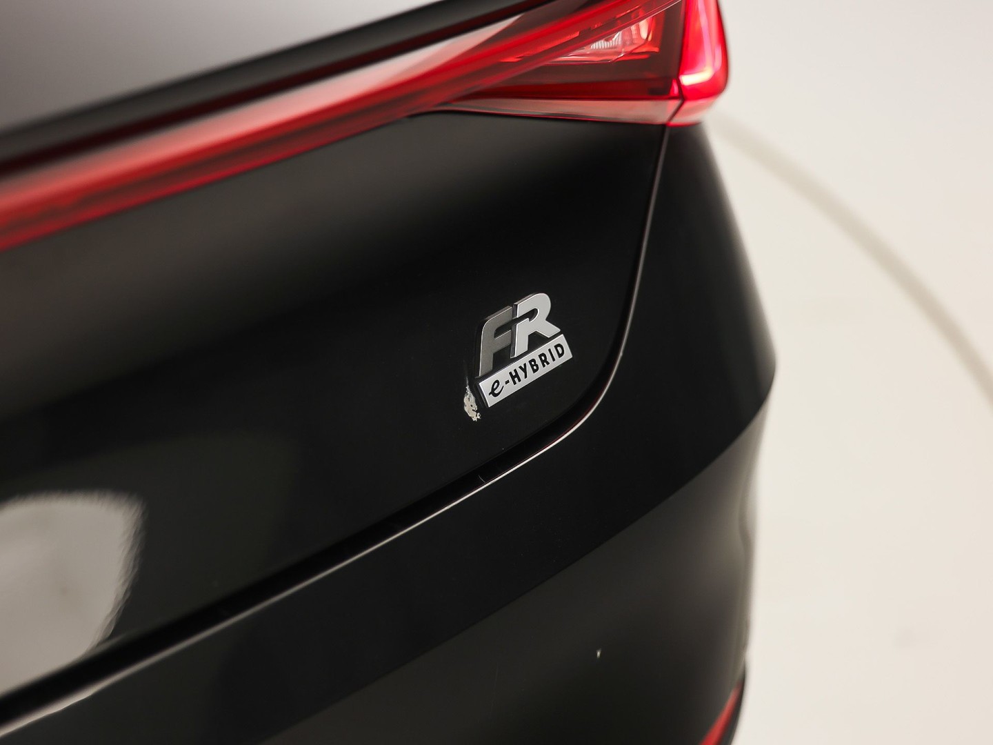 SEAT Leon 1.4 TSI eHybrid PHEV FR 204Pk Automaat (PANORAMADAK, SOH 97,5%, APPLE CARPLAY, MEMORY SEAT, LEDER/ALCANTARA, CAMERA, GETINT GLAS, KEYLESS, ADAPTIVE CRUISE, ZWART HEMEL, NIEUWSTAAT)