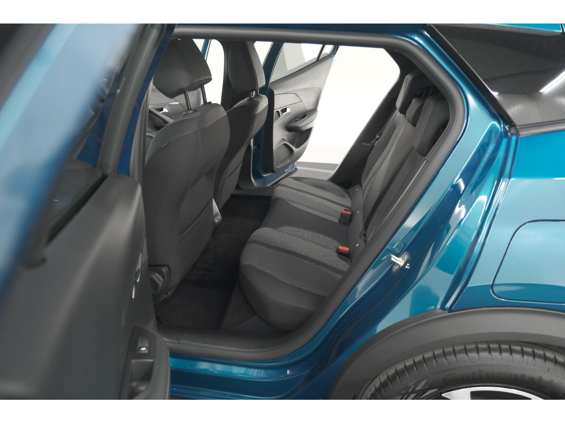 Peugeot e-2008 EV Allure Avantage 54 kWh | 11 KW Laadfunctie | Parkeersensoren | Apple Carplay