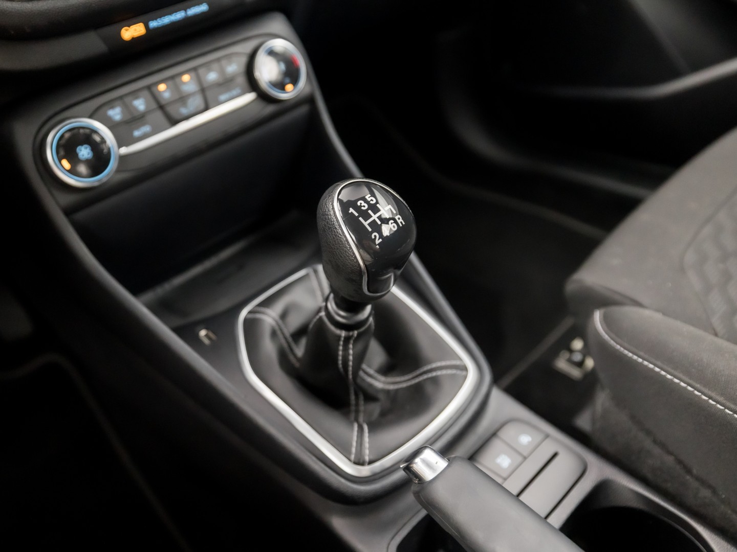 Ford Fiesta 1.0 EcoBoost Hybrid Titanium Sport (APPLE CARPLAY, GROOT NAVI, CLIMATE, GETINT GLAS, PARKEERSENSOREN, SPORTSTOELEN, LM VELGEN, CRUISE, NIEUWSTAAT)