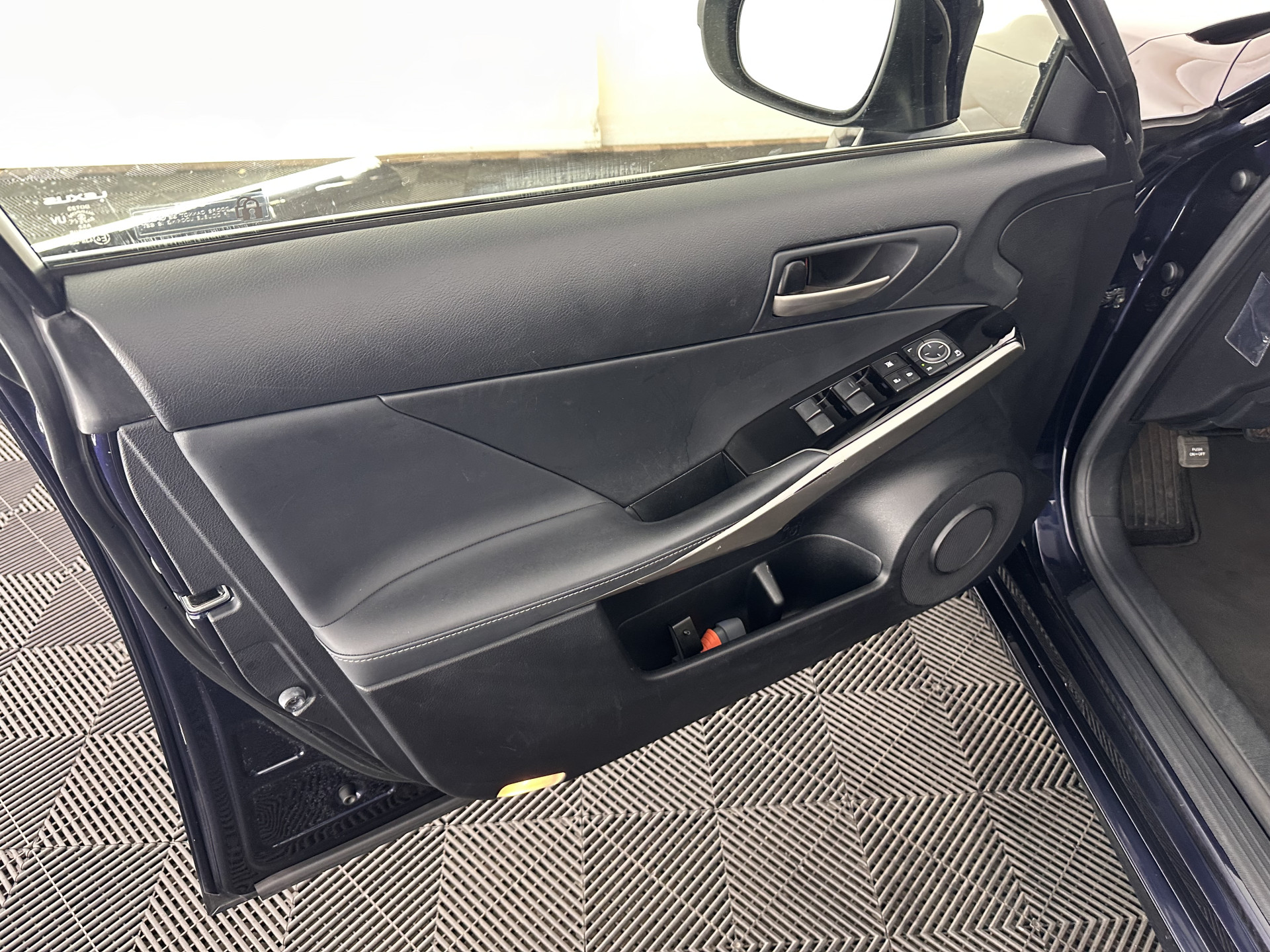 Lexus IS 300h Hybrid Business Line Aut. *PANO | LEATHER-MICROFIBRE | FULL-LED | NAVI-FULLMAP | HEATED-COMFORTSEATS | CAMERA | ECC | SHIFT-PADDLES | PDC | CRUISE | 17''ALU*