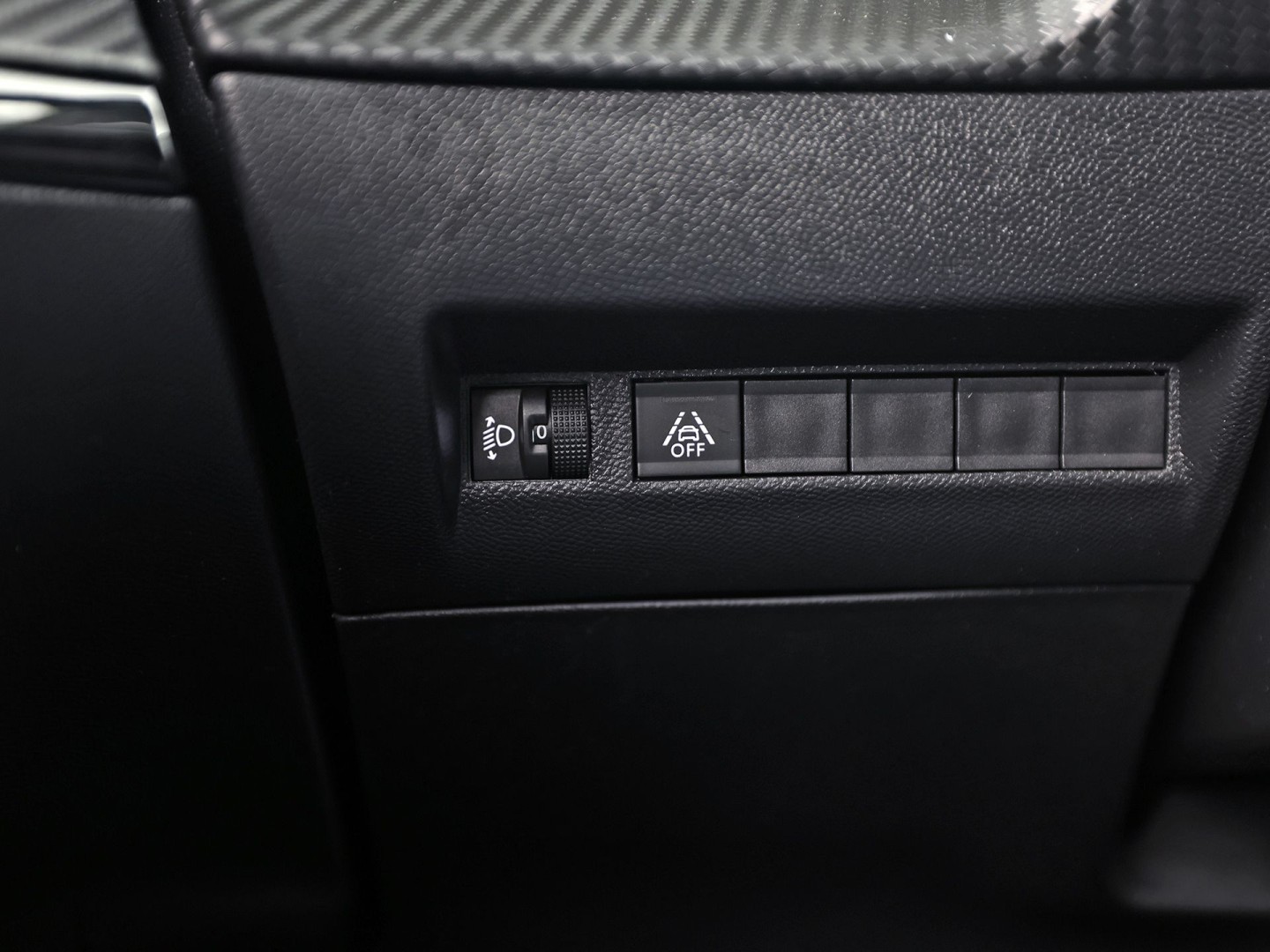Peugeot e-2008 EV Blue Sport Allure 50 kWh Automaat (SOH 91,2%, APPLE CARPLAY, GROOT NAVI, 360 CAMERA, SPORTSTOELEN, GETINT GLAS, KEYLESS, NIEUWSTAAT)