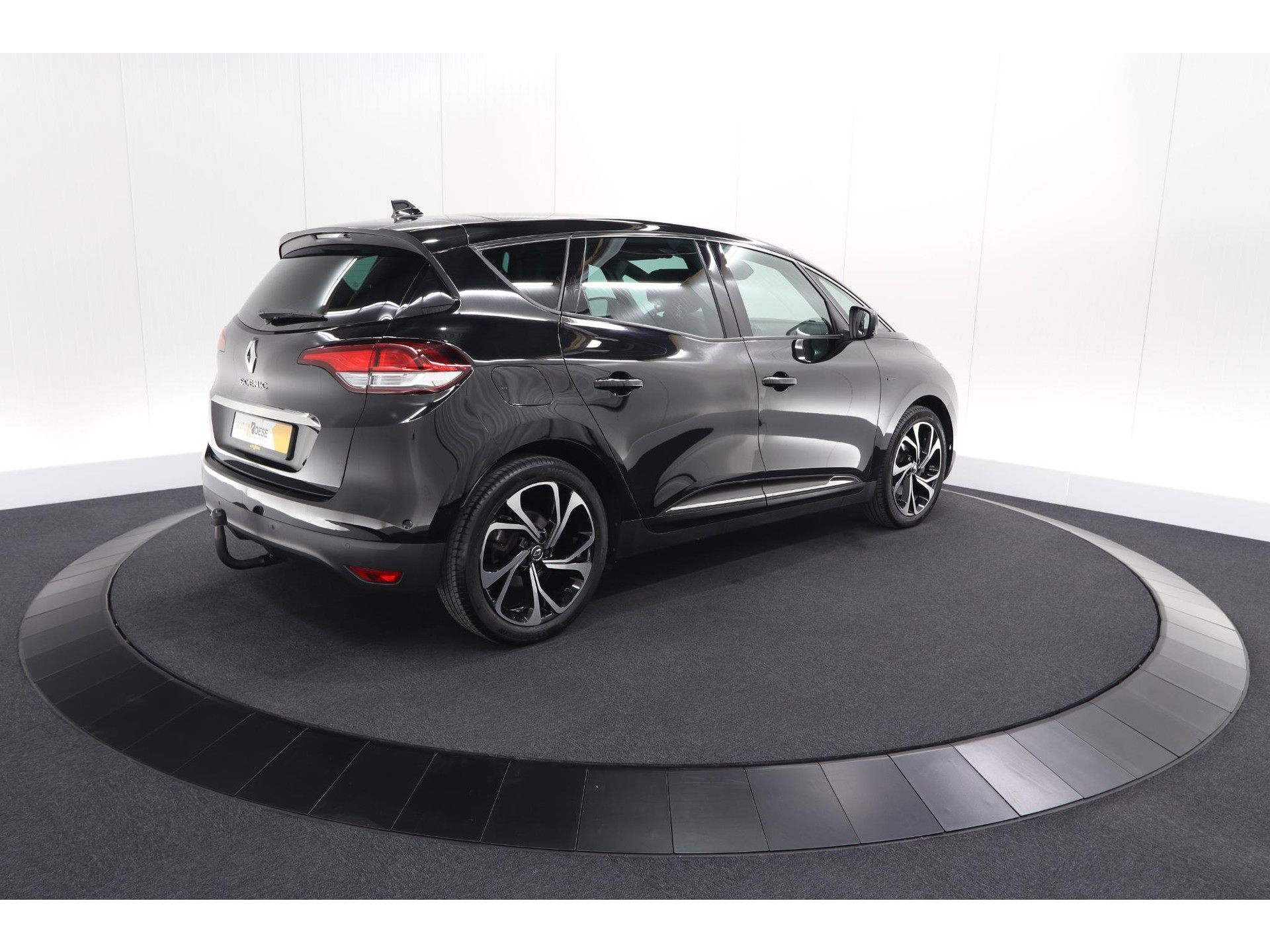 Renault Scénic TCE 160 EDC Black Edition | Trekhaak | Adaptieve Cruise Control | BOSE Premium Audio | Panoramadak