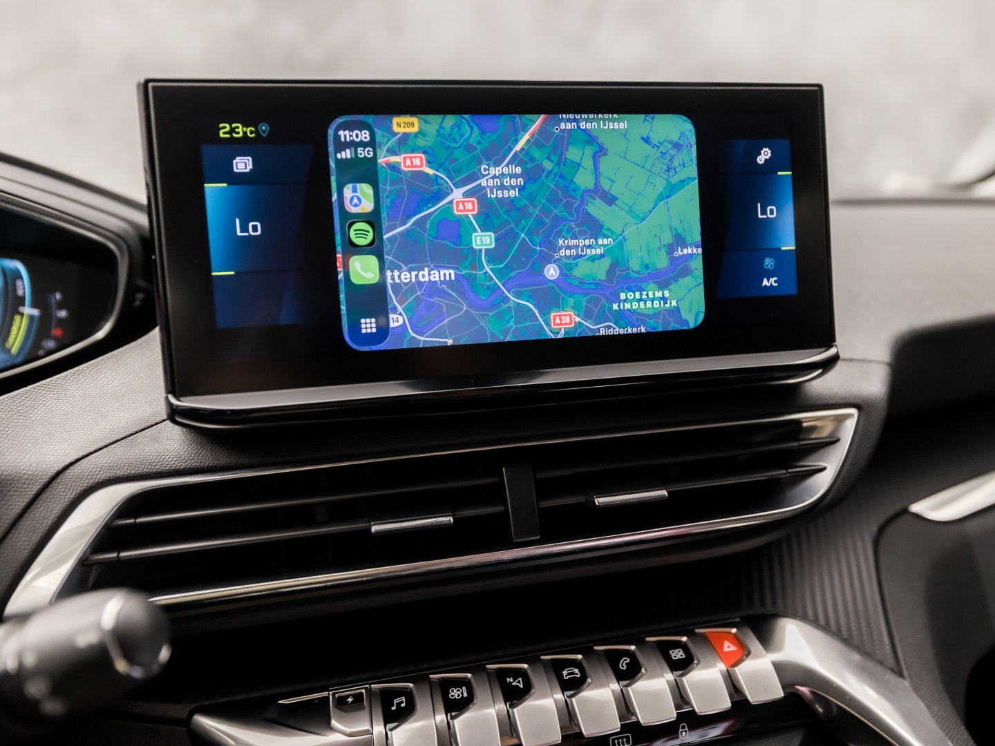Peugeot 3008 1.6 HYbrid 225 Allure Sport 225Pk Automaat (APPLE CARPLAY, GROOT NAVI, 360 CAMERA, LEDER, KEYLESS, SPORTSTOELEN, GETINT GLAS, LANE ASSIST, NIEUWSTAAT)