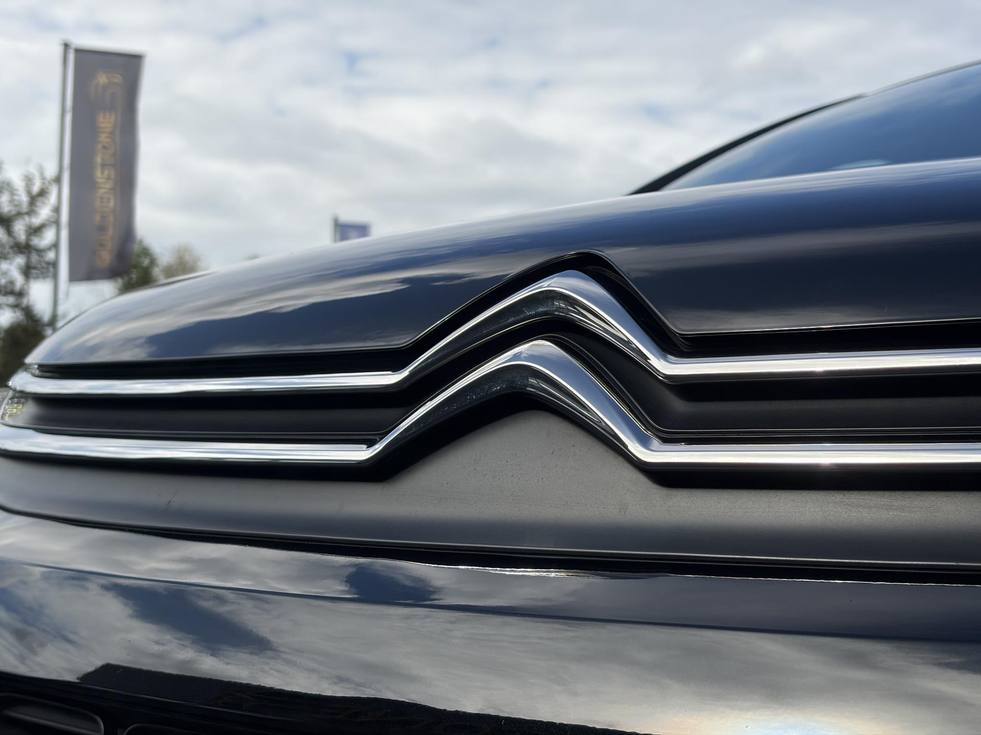 Citroen C3 1.2 PureTech Shine ✓Dealer Onderhouden✓2e Eigenaar✓Carplay✓Camera✓Navi✓Clima✓Cruise✓Pdc V+A✓Keyless✓Halfleder✓Trekhaak✓Rijstrooksensor✓Dodehoeksensor✓17'' Lm velgen✓N.A.P✓Nieuwe Apk bij Aflevering