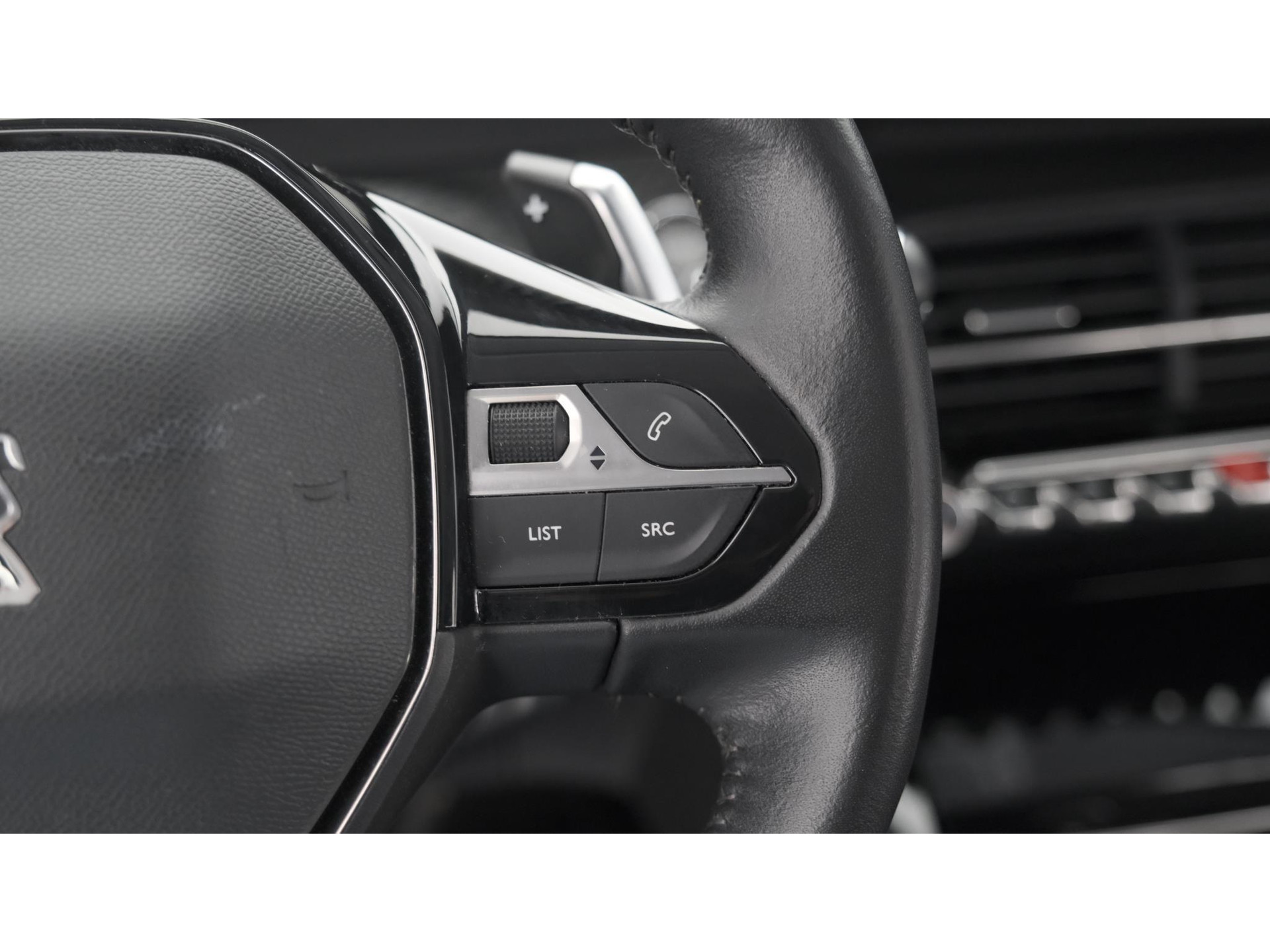Peugeot 208 PureTech 100 EAT8 Allure | Parkeersensoren | Stoelverwarming | Apple Carplay | Climate Control