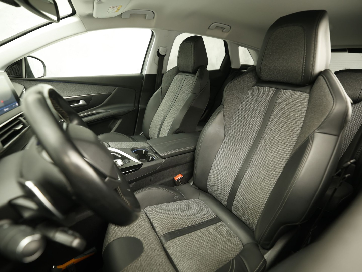 Peugeot 3008 1.2 PureTech Allure Sport Automaat (APPLE CARPLAY, GROOT NAVI, 360 CAMERA, STOELVERWARMING, LEDER, SPORTSTOELEN, ADAPTIVE CRUISE, GETINT GLAS, KEYLESS, NIEUWSTAAT)