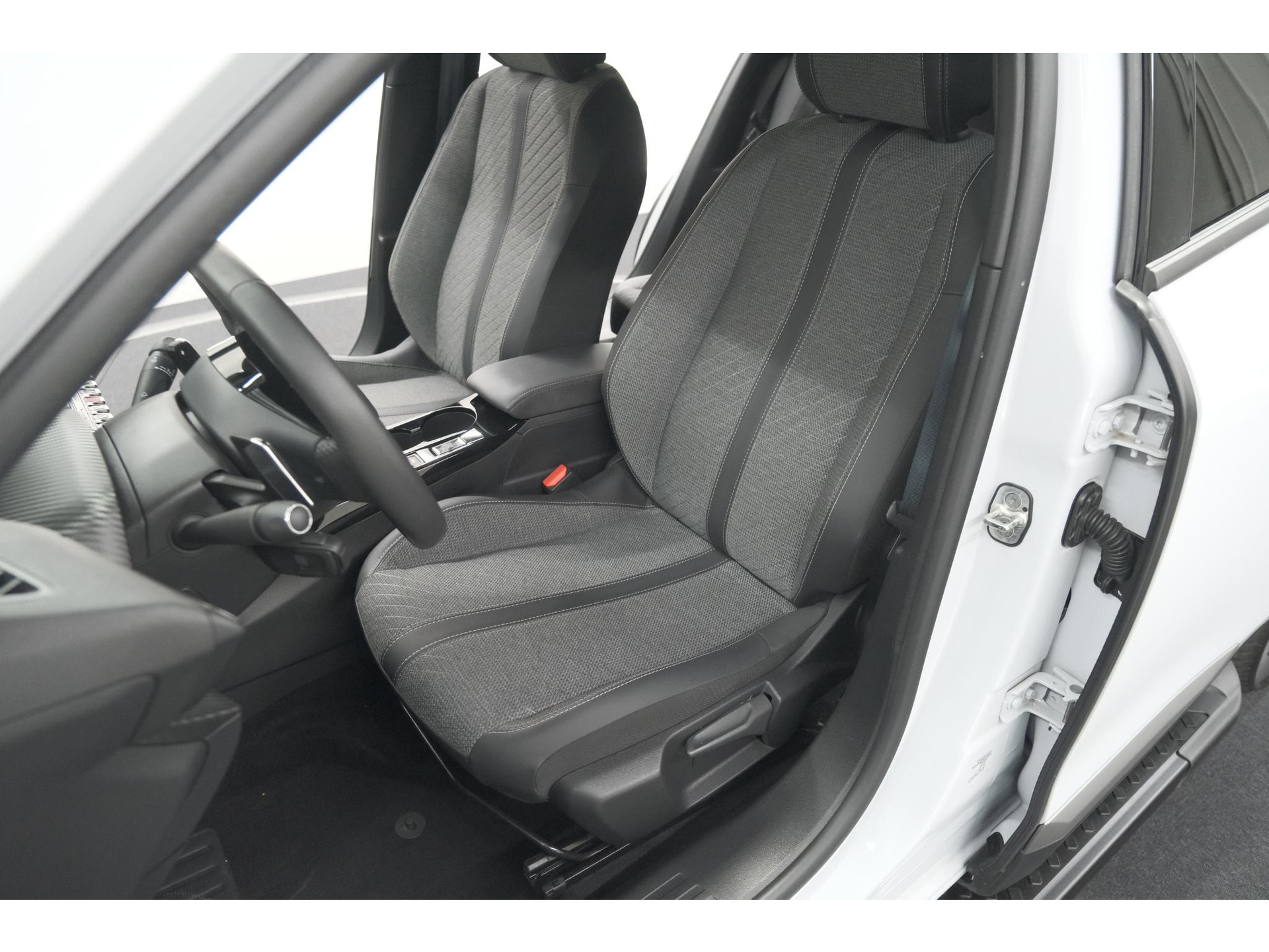 Peugeot 2008 PureTech 130 EAT8 Allure | Allseason banden | 360 Camera | Dodehoekdetectie | Apple Carplay | Stoelverwarming