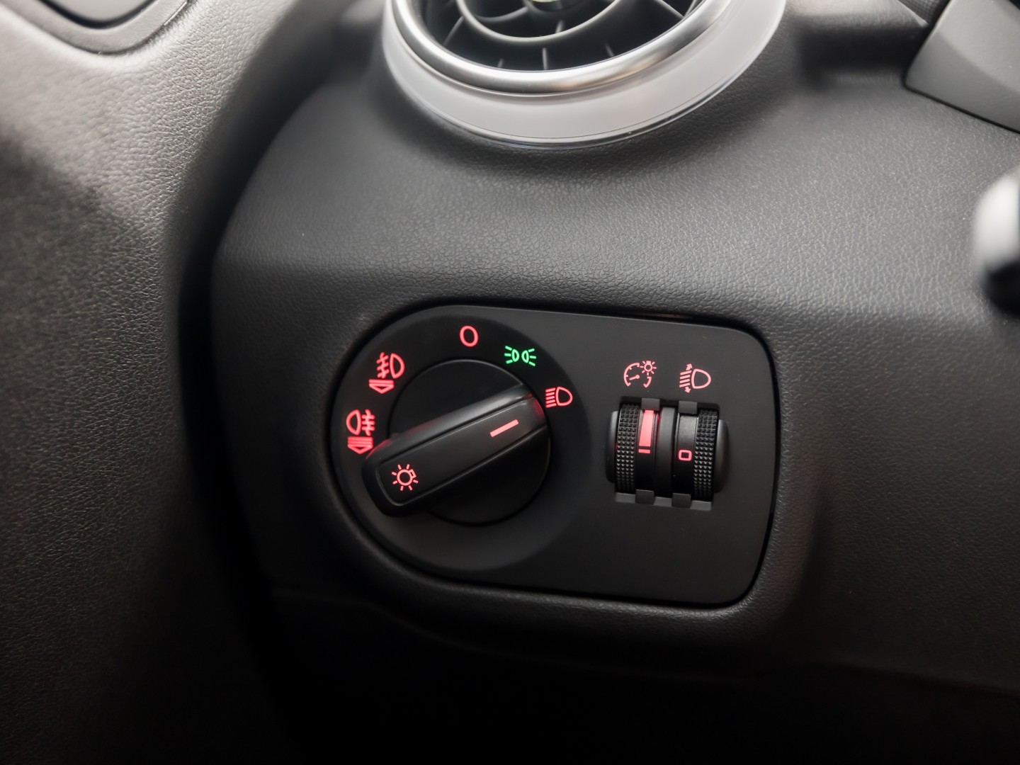 Audi A1 Sportback 1.2 TFSI S-Line Sport (NAVIGATIE, 5 DEURS, PARKEERSENSOREN, CRUISE, SPORTSTOELEN, LED ACHTERLICHTEN, BLUETOOTH, NIEUWE APK, NIEUWSTAAT)