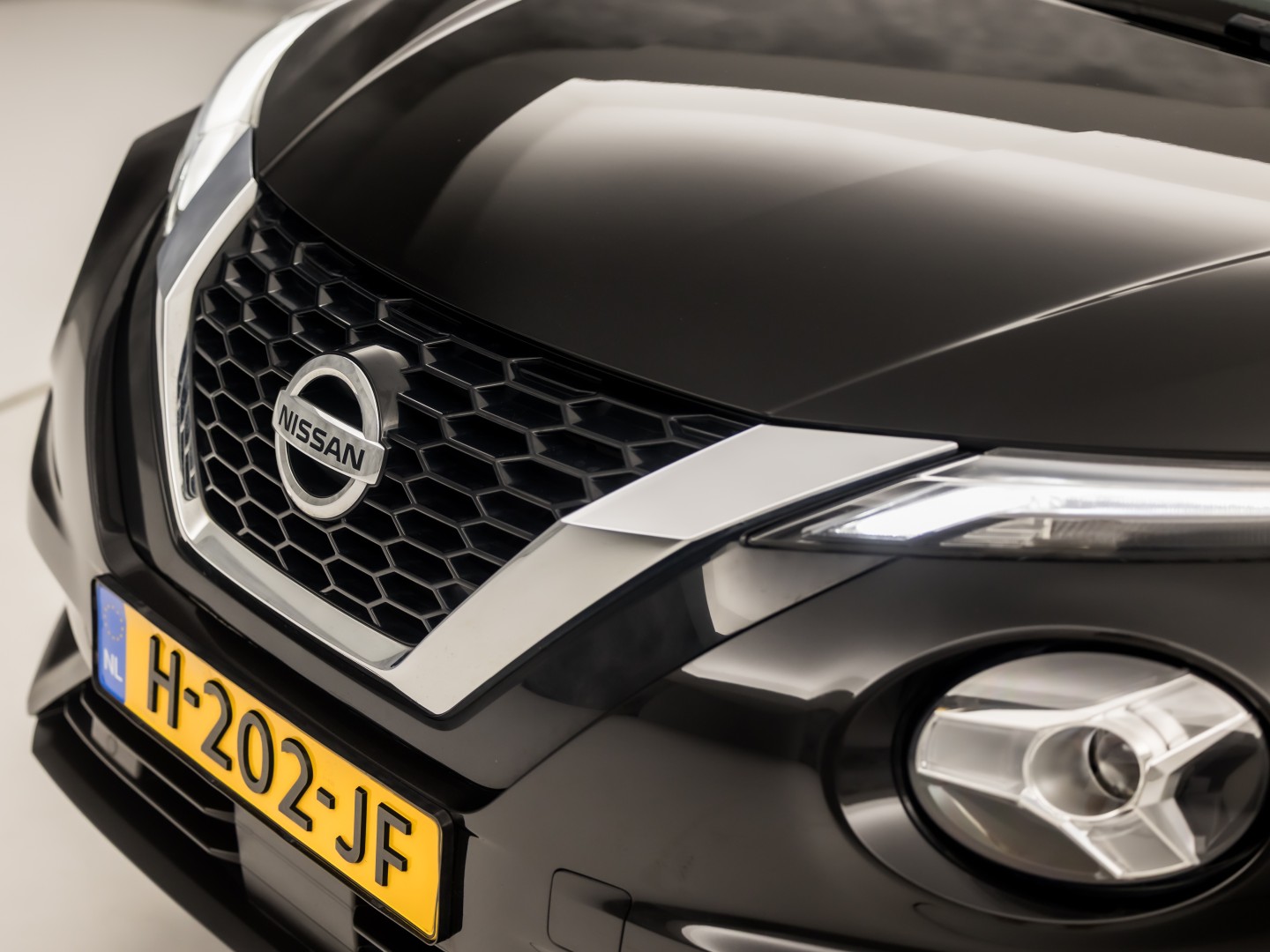 Nissan Juke 1.0 DIG-T N-Connecta Black Sport (APPLE CARPLAY, NAVIGATIE, CLIMATE, CAMERA, SPORTSTOELEN, GETINT GLAS, CRUISE, NIEUWSTAAT)