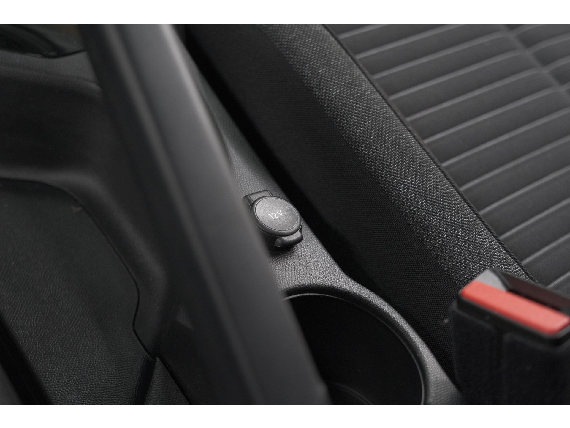 Peugeot 2008 PureTech 130 EAT8 Active | Parkeersensoren | Navigatie | Apple Carplay